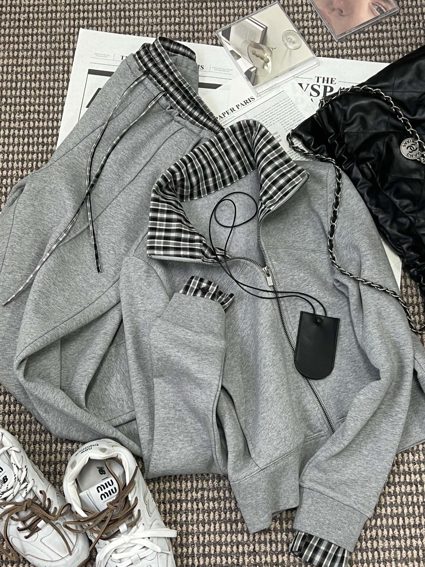 NO:316646,New autumn and winter products splicing casual sets, high-end design and fake two-piece style, super age-reducing and lively, the splicing of small plaids is more youthful and energetic to create a sense of layering. The stand-up collar and velvet are more warm and fearless of the cold!  The short-shouldered top makes the straight-leg pants look better and better modify the legs. The plaid spliced ​​loose tight waist is not only layered but also comfortable!  The spliced ​​small plaid is made of hard bamboo fiber fabric, which makes it more texture~ sizesml tops and pants, alexander wang19860909秋冬新品拼接休闲套装 高级设计感假两件款式 超级减龄活泼 小格纹的拼接更加有青春活力营造出层次感.立领加绒更加保暖 无畏寒冷！上衣的落肩短款更显利落裤子的直筒版型 更好修饰腿型,格纹拼接的加宽松紧裤腰不仅具有层次感而且舒适不勒！拼接的小格纹采用硬挺竹纤维面料 更显质感～ sizesml 上衣裤子,,alexander wang,Women's clothing