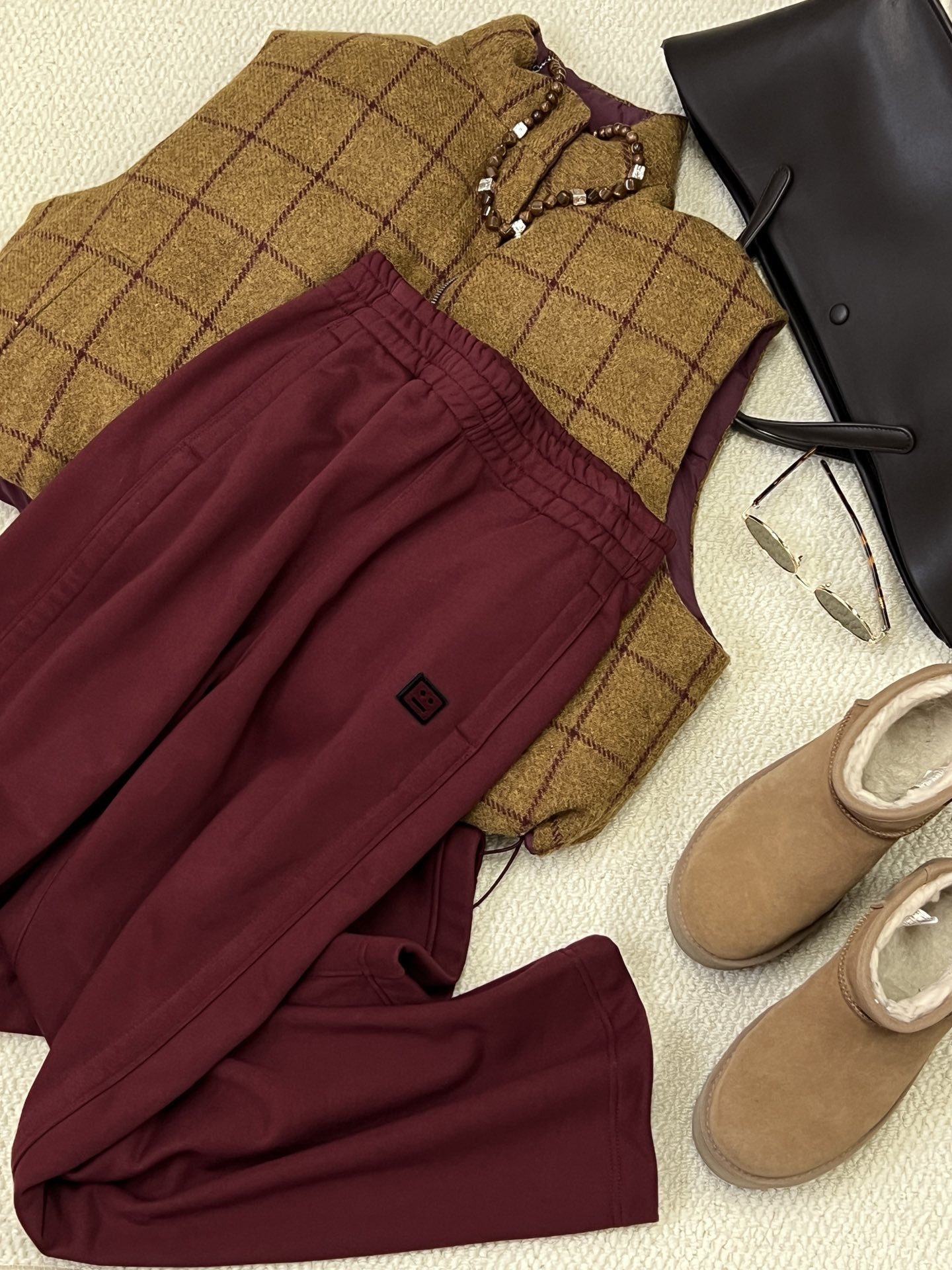 NO:316641,New autumn and winter products for hidden meat to keep warm and velvet scimitar pants!  24 new fabrics are huge and comfortable!  It has a loose silhouette and is invincible in style. The high-quality and heavy velvet made of fabrics is super cost-effective. The three-dimensional and stylish fabric is not easy to wrinkle. The inner suede can feel its softness and delicateness when worn close to the body!  The curve of the scimitar solves all imperfect legs, covering both hips and flesh!  The contrasting double-layer flocking smiley face makes it more exquisite and fashionable!  sizesml, alexander wang19860909秋冬新品藏肉保暖系类加绒弯刀裤！24新款面料 巨巨巨舒服！自带松弛廓形 版型无敌显瘦.面料做的高克重加绒 超级费面料立体有型不易皱,内里绒面贴身穿能感受到他的柔软细腻！弯刀弧度解决一切腿型不完美 遮胯又遮肉！撞色的双层植绒笑脸 更显精致时髦感！ sizesml,,alexander wang,Women's clothing