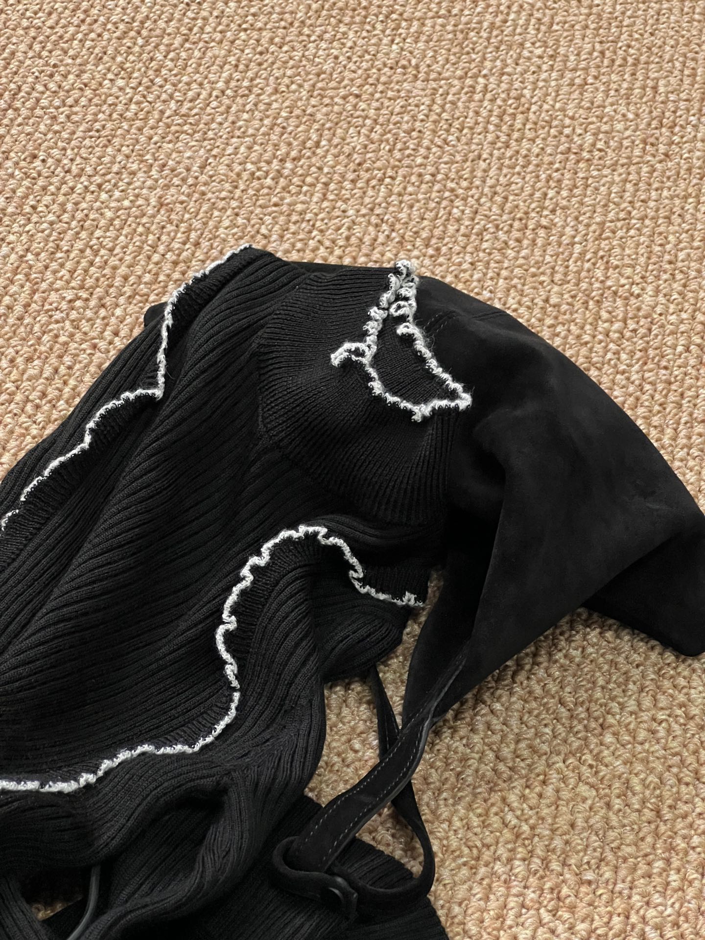 NO:317072,New autumn and winter black and white sweater slim fit style, super slim!  The thin black ears look so beautiful... Both black and white colors look good!  The curve of the black and white fungus was 4 times before it was adjusted to the best position. The style was invincible!  The high-neck design with black ears reduces age and has texture!  sizesml, sweaters,alexander wang19860909秋冬新品黑白配毛衣修身版型 超级显瘦！薄薄的木耳边简直太好看了..黑白两个颜色都好看！ 黑白色木耳边的弧度打了4次版才调到最佳位置 版型无敌了！ 木耳边的高领设计 减龄又有质感！ sizesml,,sweaters,alexander wang,Women's clothing