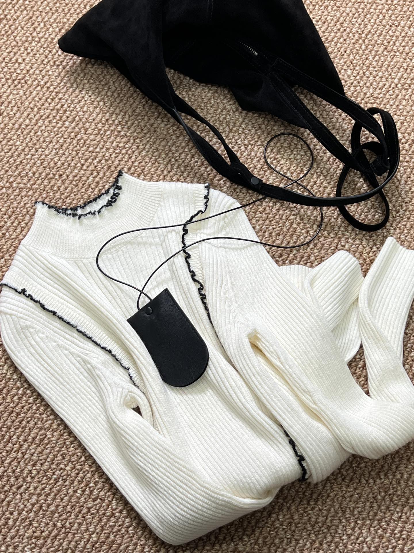 NO:317074,New autumn and winter black and white sweater slim fit style, super slim!  The thin black ears look so beautiful... Both black and white colors look good!  The curve of the black and white fungus was 4 times before it was adjusted to the best position. The style was invincible!  The high-neck design with black ears reduces age and has texture!  sizesm, sweaters,alexander wang19860909秋冬新品黑白配毛衣修身版型 超级显瘦！薄薄的木耳边简直太好看了..黑白两个颜色都好看！ 黑白色木耳边的弧度打了4次版才调到最佳位置 版型无敌了！ 木耳边的高领设计 减龄又有质感！ sizesm,,sweaters,alexander wang,Women's clothing