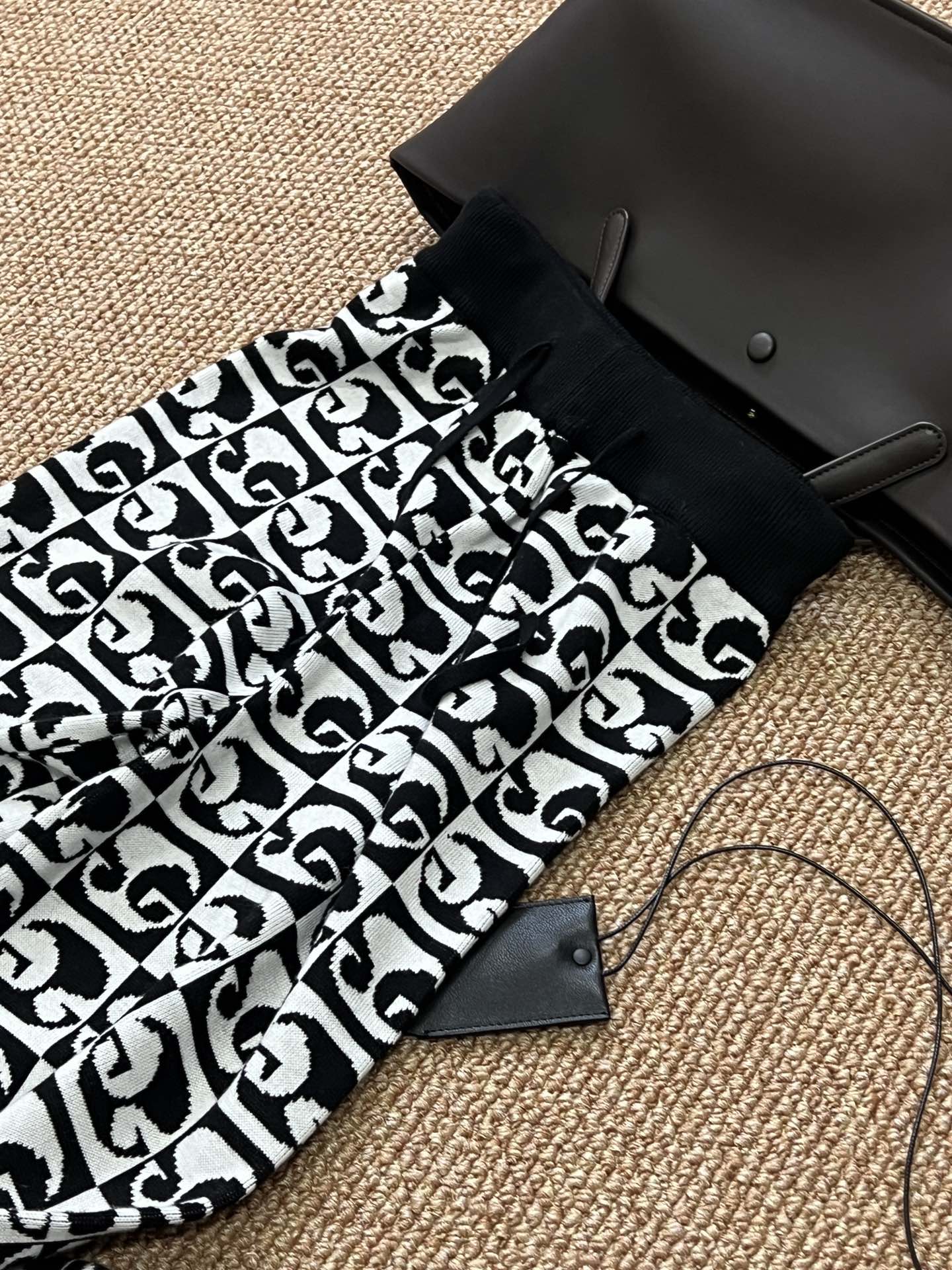 NO:315491,New Autumn and Winter straight niche design knitted pants, 100% wool material, really soft, unique pattern design is definitely the highlight of your matching!  Straight fitting, the upper body makes the legs look longer, the waist is tight, and it is highly inclusive. It is suitable for all kinds of figures... sizesml,,alexander wang19860909秋冬新品直筒小众设计针织裤 百分百羊毛材质 真的好柔软 独特花纹的设计 绝对是你搭配的亮点！直筒版型 上身更显腿长,松紧腰头 包容性强 适配各种身材… sizesml,,alexander wang,Women's clothing