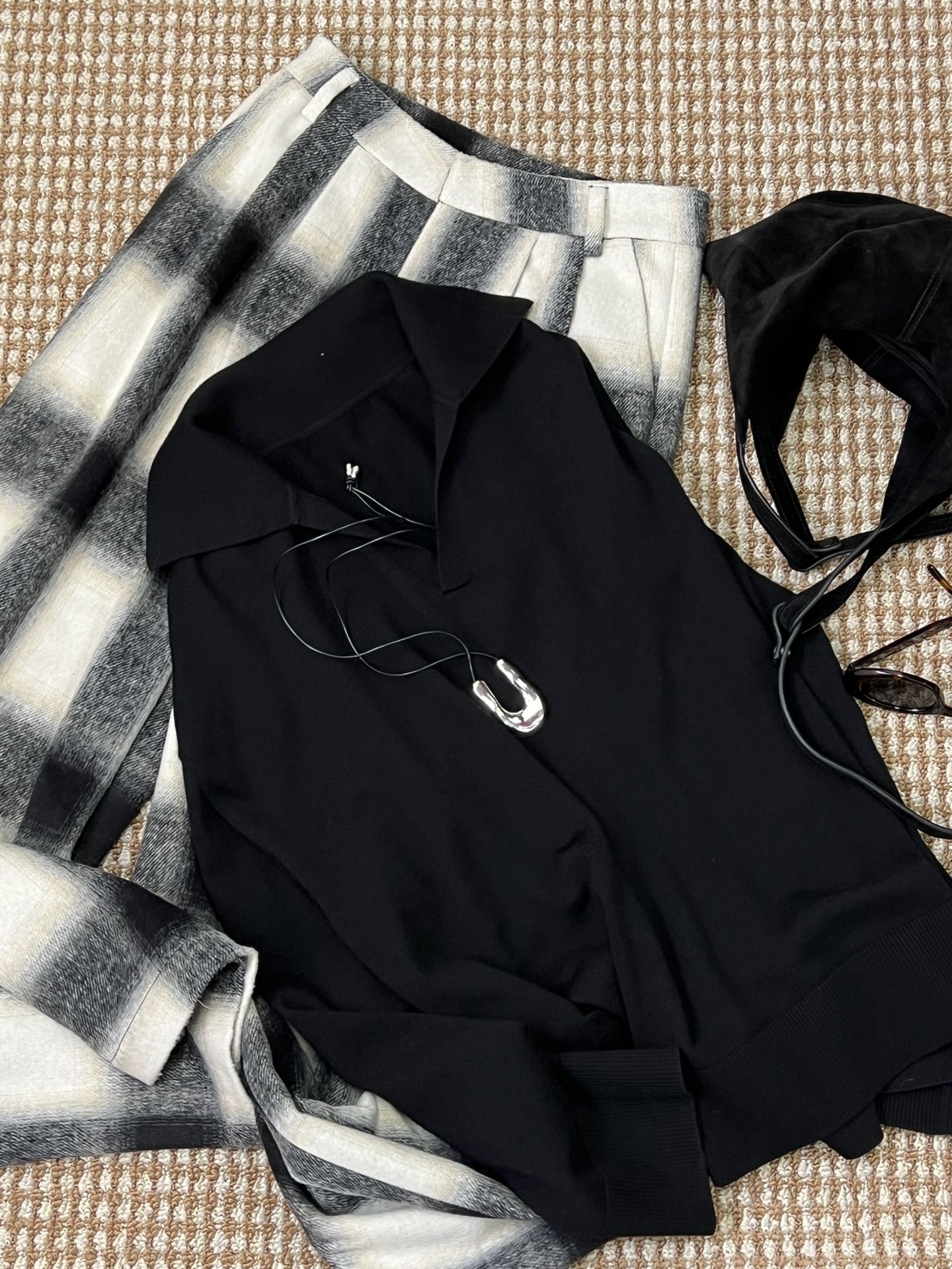 NO:317085,New autumn and winter products with minimalist 100% wool classic polo-age sweater!  Loose style, the shoulder-falling design makes it more relaxed and lazy. The cuff hem is threaded to close the yarn firmly, and it will not deform after being worn for a long time. The wool is very delicate overall, soft and comfortable without tying!  Simple and elegant style, versatile and not picky... sizesml, sweaters, alexander wang19860909秋冬新品极简百分百羊毛经典polo龄毛衣！宽松版型 落肩设计更显松弛慵懒,袖口下摆都采用螺纹收口处理 牢牢锁住纱线,久穿不变形,羊毛 整体非常细腻 柔然舒适不扎身！简约大方的款式 百搭不挑人… sizesml,,sweaters,alexander wang,Women's clothing