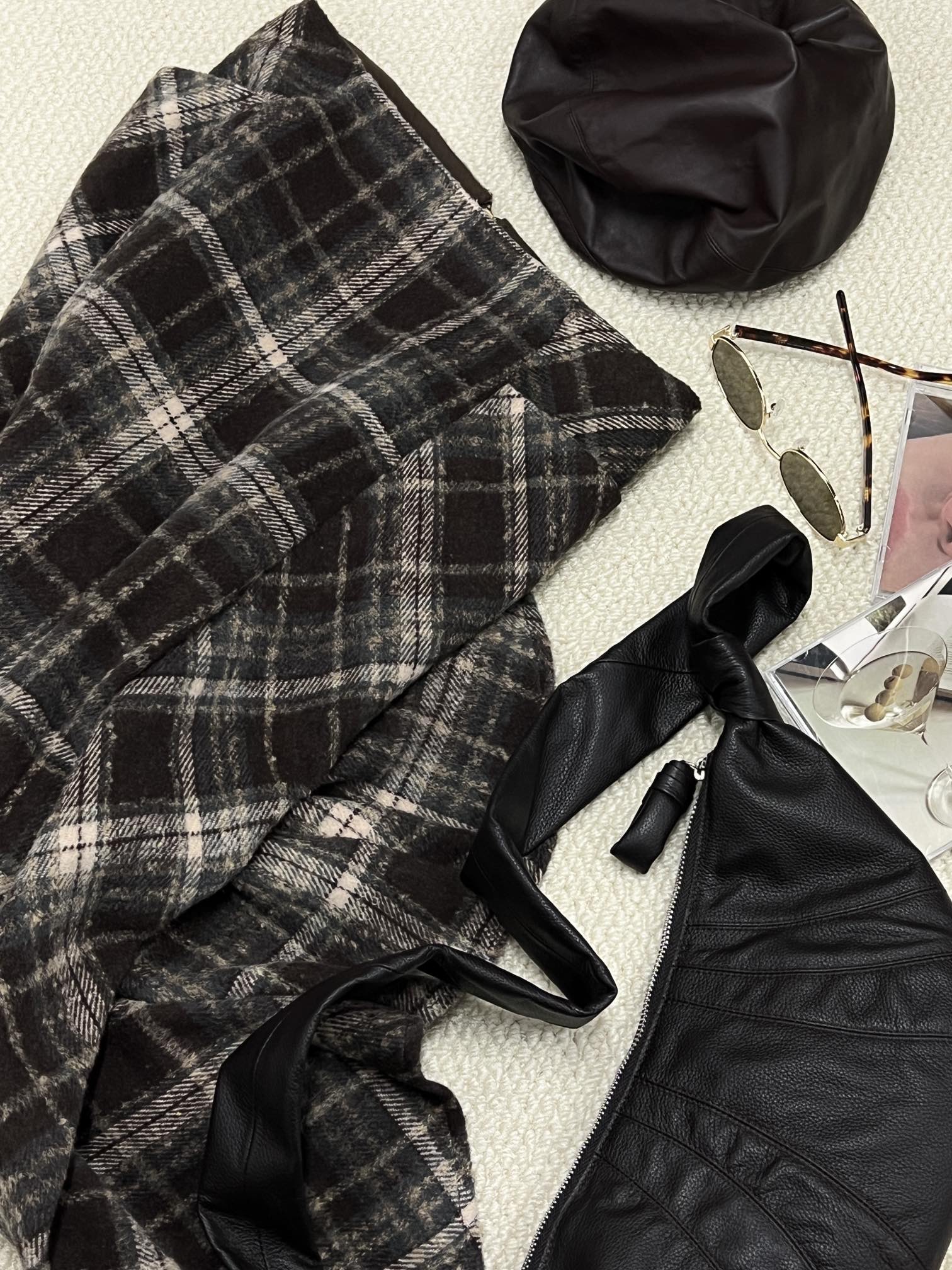 NO:317084,The new autumn and winter products are thickened plaid design and fishtail flower bud skirt. The narrow waist design makes the upper body look simpler and slimmer. The overall A-line skirt cut visually elongates the body proportions. The layering is rich, and the pocket design on both sides is beautiful and practical. The skirt is a small fishtail shape. It is free and unrestrained when walking, showing its agility and elegance!  Splicing of different check lines exquisite and atmospheric... sizesml, skirts, alexander wang19860909秋冬新品加厚格纹设计感鱼尾花苞半裙 窄边腰围设计 上身更加极简显瘦 整体的A字裙型剪裁 视觉拉长身材比例 层次感丰富,左右两侧口袋设计 美观又实用 裙摆呈小鱼尾状 行走时自在无拘束 尽显灵动飘逸！不同格纹的拼接 精致大气… sizesml,,skirts,alexander wang,Women's clothing