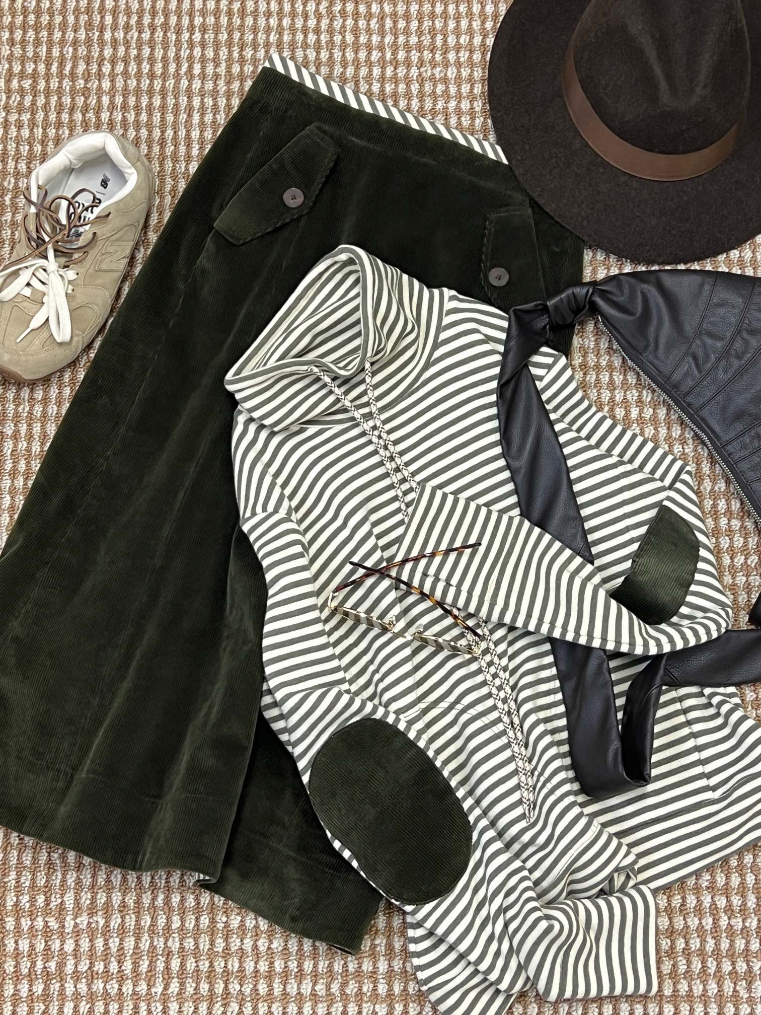 NO:315488,New autumn and winter products are fashionable, slimming and age-reducing striped suits, super fashionable striped turtleneck sweatshirts, soft and skin-friendly inner lining, and the front shoulder design is more neat. The turtleneck design adds adjustable drawstring to add more design texture!  Paired with a skirt with stripes in the same color, the vertical and vertical stripes of suede make it more elegant!  Sleeve elbow patch design not only has anti-wear function, but also complements the skirt... sizesml P top Skirt, hoodie, sweatshirts, skirts, alexander wang19860909秋冬新品洋气显瘦减龄条纹套装,超时髦条纹高领卫衣 内里料软糯亲肤 正肩设计更显利落 高领设计增加了可调节抽绳 更增添设计质感！ 搭配条纹同色系的半裙 垂直竖条纹的绒面更显优雅！袖肘部贴布设计 不仅有防磨功能,还与半裙相得益彰… sizesml P 上衣 半裙,,hoodie,sweatshirts,skirts,alexander wang,Women's clothing