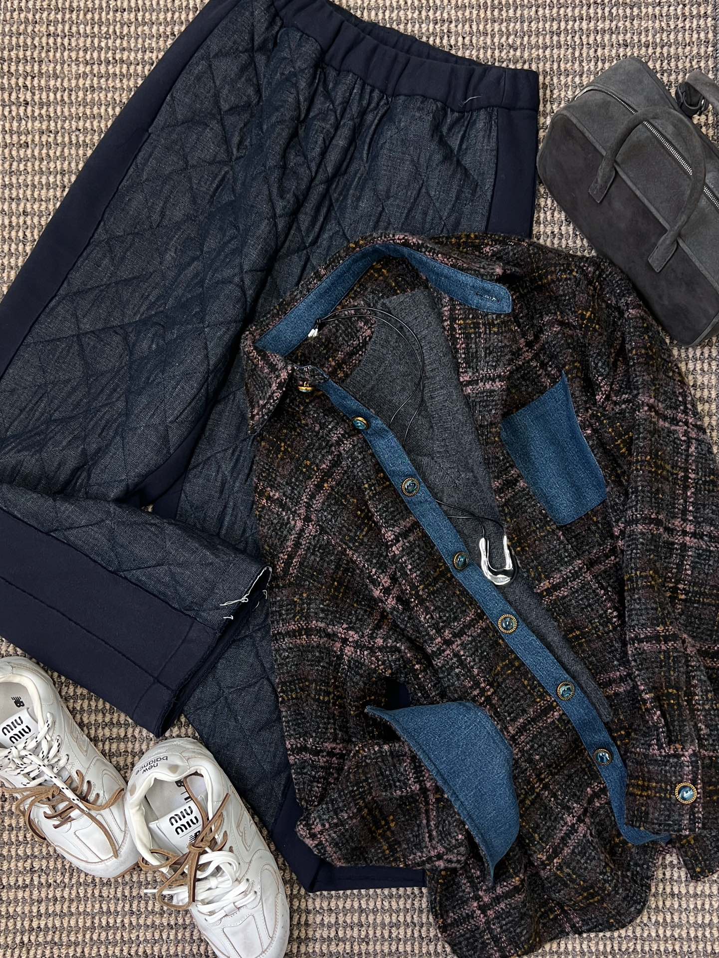 NO:317082,The new autumn and winter products have a slack plaid thick shirt, blue and purple plaid, huge and high-end!  The closure cuffs at the details and the denim splicing at the pockets are full of design, and the patch design on the back is special and unique!  Loose style with a loose feel, the fabric is straight and more inclusive. ~ The blue French retro buckle and lazy shirt are more exquisite and high-end... sizesml,,shirts,alexander wang19860909秋冬新品自带松弛感的格纹厚衬衫 蓝紫色格纹 巨巨巨巨高级！在细节处的门襟袖口以及口袋处的牛仔拼接更是满满设计感,后背的贴布设计 特别又独特！落肩宽松版型 自带松弛感 面料挺廓更加包容身型 ～蓝色系法式复古扣与慵懒衬衫更是碰撞出精致与高级感… sizesml,,shirts,alexander wang,Women's clothing