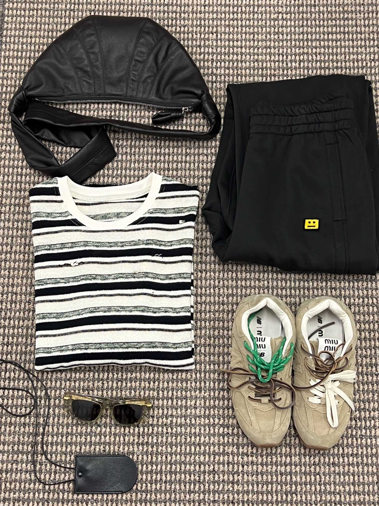 NO:317078,The new Korean stripes in autumn and winter products are baseted with mixed color stripes, which are more unique. The contrasting color sense made of different colors of velvet cotton is not only versatile to make the whiter, but also looks more textured!  In front of the chest, the hand-made beads are looming, like a dazzling necklace. The loose style and shoulder-falling design show the lazy Korean style... sizesml, necklace, alexander wang19860909秋冬新品韩系条纹打底,混色条纹 更加独特.由丝绒棉的不同颜色面料拼接而成的撞色感 不仅百搭显白 看起来更显质感！在胸口前 手工钉珠的若隐若现 宛若一条璀璨的项链.宽松的版型 落肩的设计更是尽显韩系慵懒感… sizesml,,necklace,alexander wang,Women's clothing