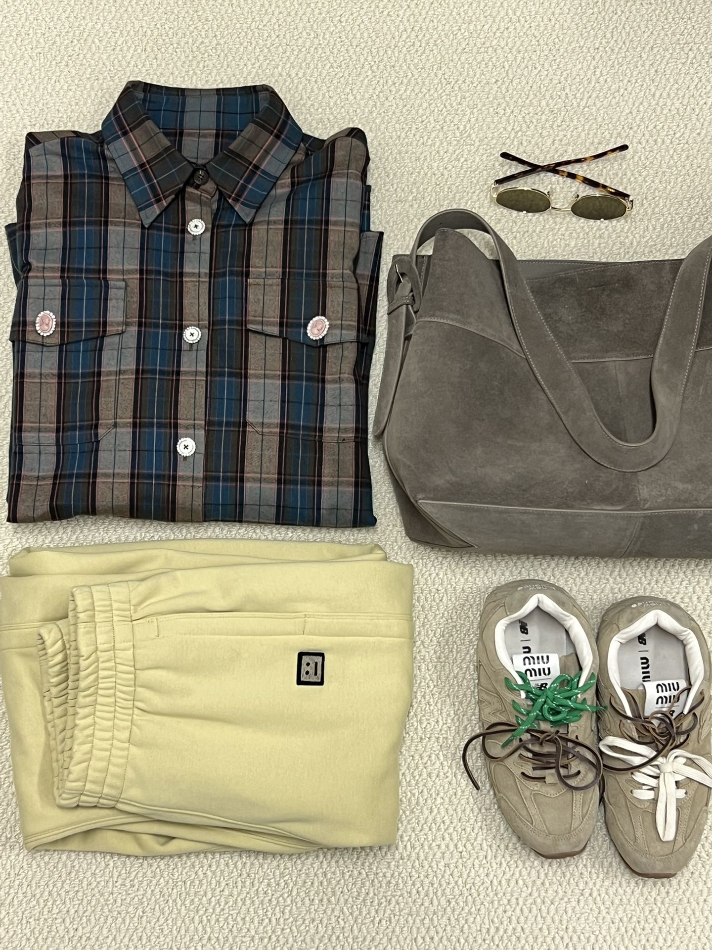 NO:309661,The texture of the new Autumn and Winter products of the grinding plaid shirt is more suitable for the autumn and winter weather!  Cotton checked natural texture, fibers are flexible and interwoven, rich and delicate, and soft tones!  The interweaving of blue and gray maroons Use dirty pink to boost vitality!  The neat and exquisite loose tailoring makes the body more inclusive. The arc-shaped hem is a magical tool for protecting the cold from autumn and winter!  !  Girls’ relief diamond buckles make the complex charm more intense!  sizes,shirts,alexander wang19860909秋冬新品磨毛格纹衬衫磨毛的质感 更加适配秋冬的天气！棉色格纹天然质感 纤维柔韧交织 丰富细腻 色调柔和！蓝与灰栗色的交织 用脏粉色来提升活力！利落考究的宽松剪裁 大廓形更包容身材 弧型下摆更是秋冬御寒叠搭的神器！！少女浮雕钻石扣 让复韵味更浓郁！ sizes,,shirts,alexander wang,Women's clothing