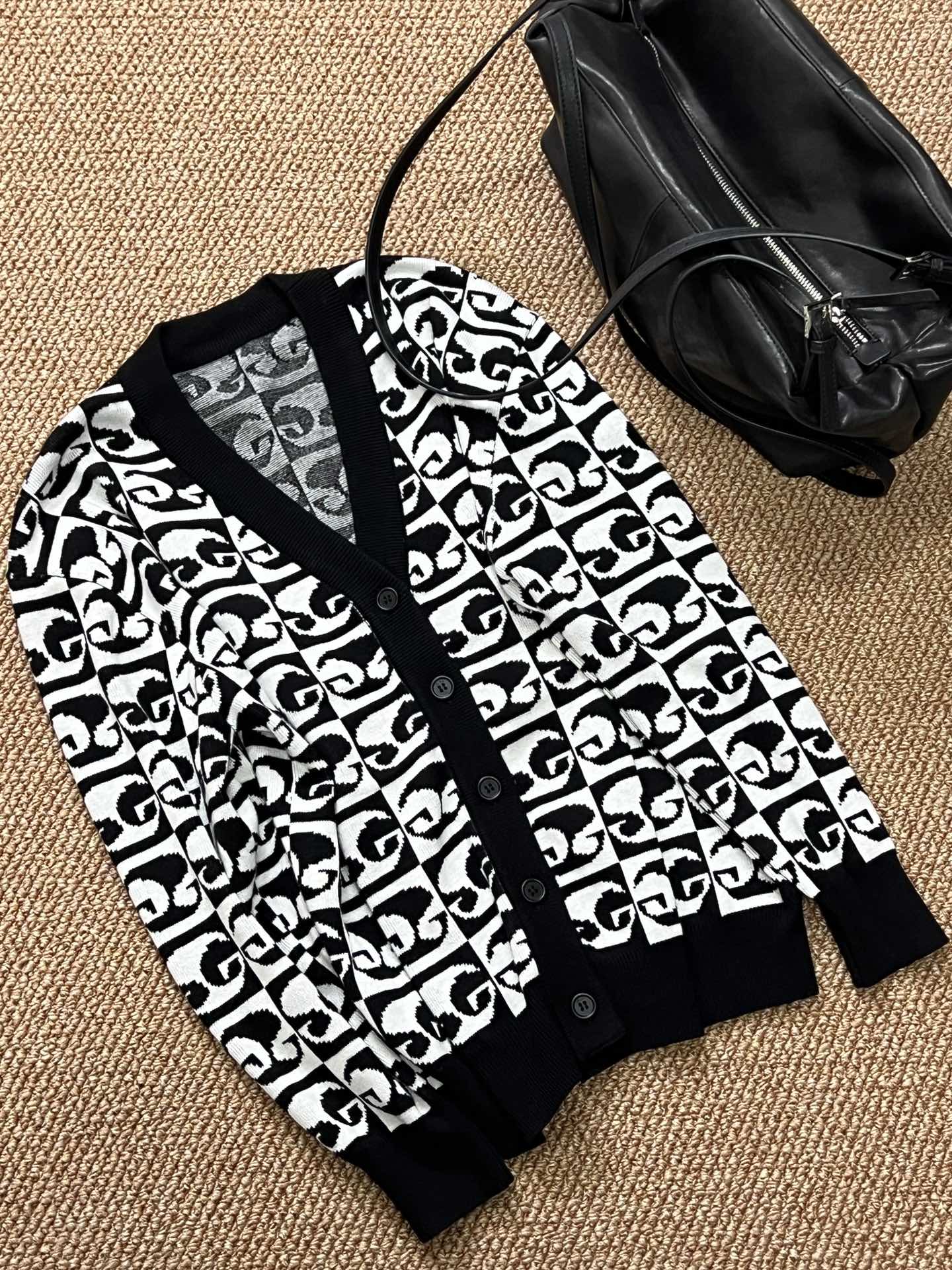 NO:315494,New products for autumn and winter, wool cardigans, 80% wool content, high proportion of wool materials, get what you pay for!  Moderate thickness allows warmth to be easily picked up. Loose style, free from constraints and more inclusive!  Design-feeling pattern and fashionable... sizesml, alexander wang19860909秋冬新品 羊毛开衫 百分之八十羊毛含量 高比例毛料 一分价钱一分货！厚度适中 让暖意信手拈来.宽松版型 摆脱束缚 更加具有包容性！富有设计感花纹 更有时髦态度 … sizesml,,alexander wang,Women's clothing