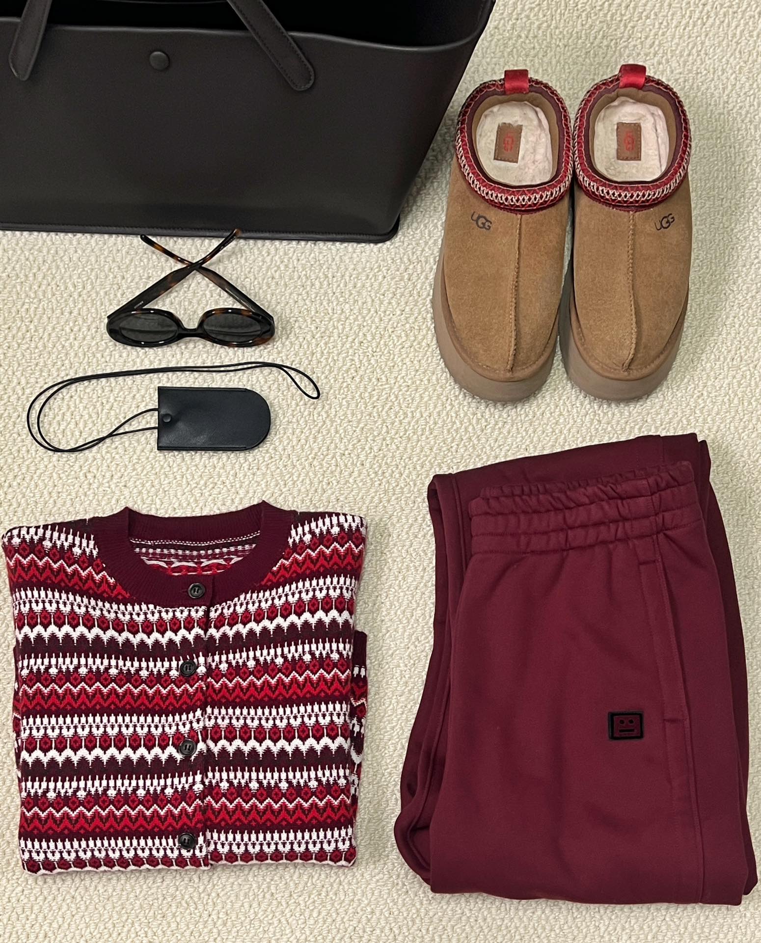 NO:317070,New autumn and winter Fairdao red sweater. The high-quality yarn of wool cashmere comes with its own temperature. The whole dress is soft, fluffy and warm. The main body has layered patterns. It is intertwined by bright red, dark coffee, rice and apricot colors. The hem and cuffs are bright red mixed with dark coffee patterns. It breaks the monotony and boring. The upper body is invincible and beautiful... sizesml,,sweaters,alexander wang19860909秋冬新品费尔岛红毛衣 羊毛羊绒的高品质纱线自带温度 整件衣服柔软又蓬松还保暖 主身富有层次的花纹 由大红、深咖、米杏色交织 下摆和袖口是大红色夹杂着深咖的花纹 打破单调乏味 上身无敌好看… sizesml,,sweaters,alexander wang,Women's clothing