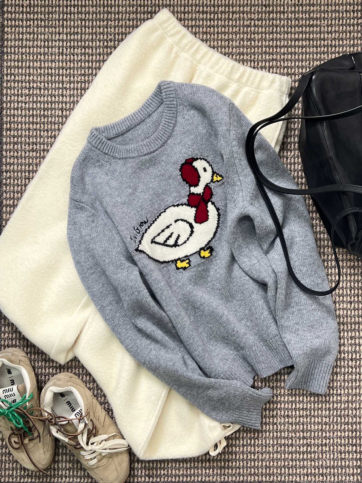 NO:316020,The special duck sweater for winter and new year is its feature of the super hot series of 100% wool sweaters that are soft and glutinous but not tugging at the body!  The front shoulder style is super slimming and figure-like!  It's so Korean to wear this way!  The girl's heart is full of tears!  sizesml, sweaters,alexander wang19860909冬日焕新新年特别款小鸭子毛衣超火系列的百分百羊毛毛衣软糯不扎身是它的特点！正肩版型超级显瘦显身材！这么穿简直太韩啦！少女心爆棚！ sizesml,,sweaters,alexander wang,Women's clothing