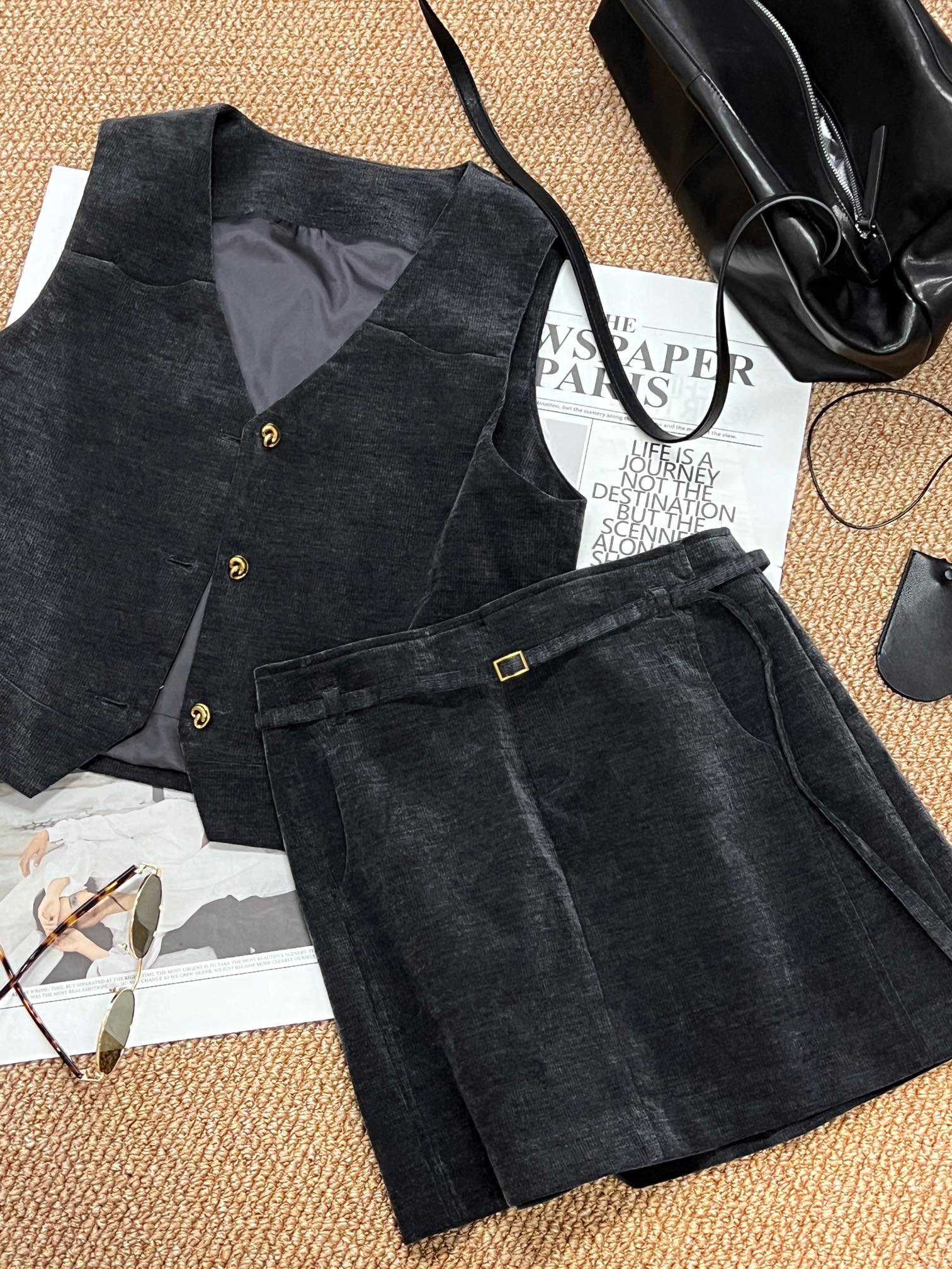 NO:316635,New product sharing [VELVET CHIC | Hanhe Strip Twin Set] Hanhe Blended Breathing Skin texture!  Gray blue/moss green striped velvet high-end gloss with bronze color I-day buttons in series Vintage old Qianfeng soul vest skirt CP locked intellectual outfits stacked with the same color base fashionable retro, matched with white base instantly to turn into a cool feeling of Celine show. Early spring demand indicators have been full!  vest skirt sizesml, celine,louis vuitton,skirts,alexander wang19860909新品分享【 VELVET CHIC| 汉麻条绒双生套装】汉麻混纺呼吸感肌理！灰蓝/苔藓绿的条绒高级光泽搭配古铜色做I日扣子串联vintage老钱风灵魂马甲半裙的cp锁死 知识分子穿搭 叠同色系打底时髦复古,搭配白打底秒变Celine秀场清冷感 早春刚需指标已拉满！ 马甲 半裙 sizesml,,celine,louis vuitton,skirts,alexander wang,Women's clothing