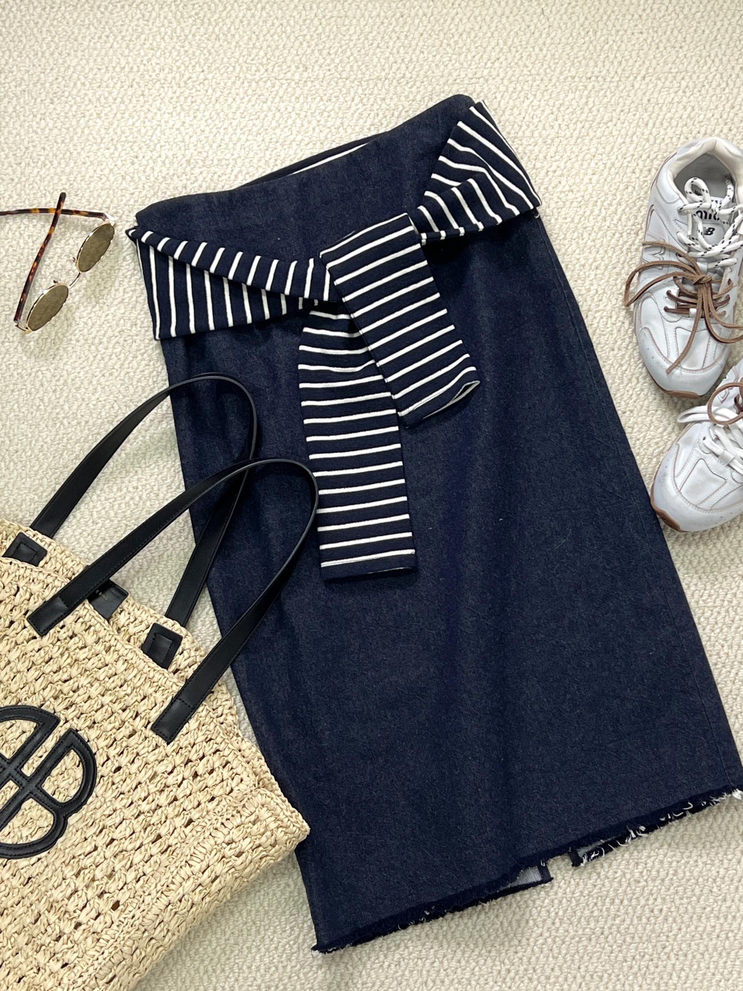 NO:316633,New product sharing [BLUEism | Design denim skirt] Xinjiang cotton heavy texture, breasted design fully displays the tone, A-shaped style, covers the hips and makes you look slimming!  Deconstructive blue and white striped laces with hidden mystery, detachable design, unlocking multiple ways to wear. Free laces with casual and lazy!  sml, skirts,alexander wang19860909新品分享【BLUE主义|设计款牛仔裙】新疆棉重磅肌理 毛边设计尽显腔调 A字版型 遮胯显瘦！解构主义蓝白条纹系带 暗藏玄机 可拆卸设计 解锁多种穿法.自由系带 随性慵懒！ sml,,skirts,alexander wang,Women's clothing