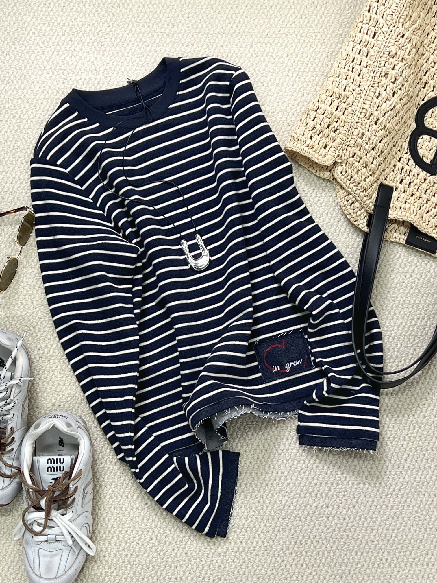 NO:316631,New product sharing [early spring in grow oxygen coat] combed cotton cloud feels soft and soft!  Classic blue and white contrasting striped vintage letter patches hide American retro souls, denim wool edges on the hem and cuffs make them look casual and lazy, and the round neck cut does not pick the face shape. It instantly changes to Celine with jeans. The same style is slack, and the same denim skirt makes it look even more Korean-style. sml, celine, skirts, jeans, alexander wang19860909新品分享【早春in grow 氧气衣】精梳棉云感软糯！经典蓝白撞色条纹vintage字母贴布暗藏美式复古魂,下摆和袖口的牛仔毛边 更显随性慵懒,圆领剪裁不挑脸型.搭配牛仔裤秒变Celine 同款松弛感,搭配同系列牛仔半裙更是穿出韩系氛围感～ sml,,celine,skirts,jeans,alexander wang,Women's clothing