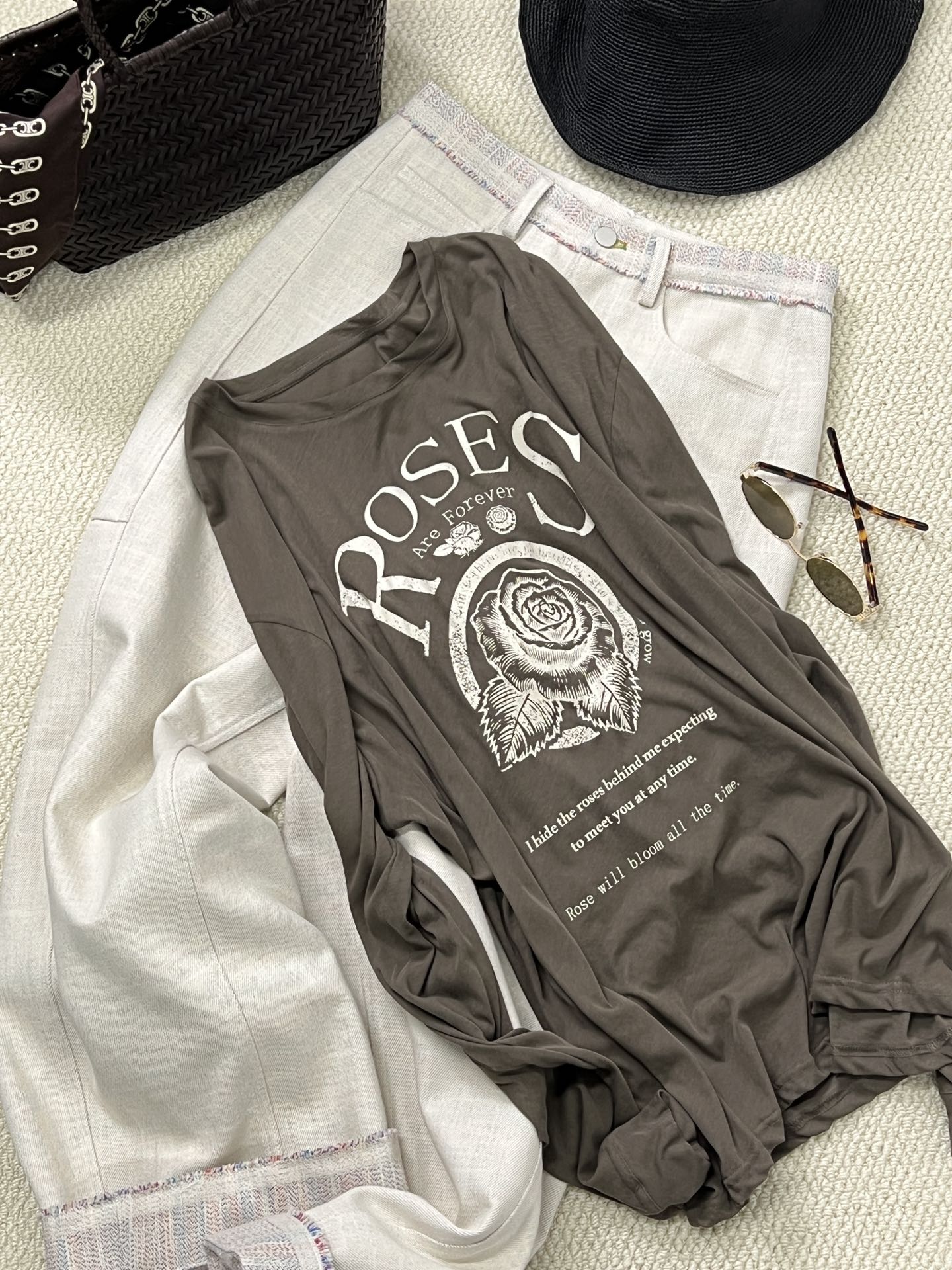 NO:308090,Share 2025pantone Color Awakening!  Wild fern green abstract rose totem collision neo-vintage new wave, loose shoulder cut like morning mist wrap. Easy to match with various styles, with hemp trousers to make it cleargirl intelligent, ss25 trend predictions are blocked in advance sizesml, alexander wang19860909分享2025pantone 色觉醒！野蕨绿抽象玫瑰图腾碰撞neo-vintage新浪潮,宽松落肩剪裁如 晨雾裹身.轻松搭配各类风格,配汉麻长裤变cleangirl智性恋,ss25趋势预言提前封 sizesml,,alexander wang,Women's clothing