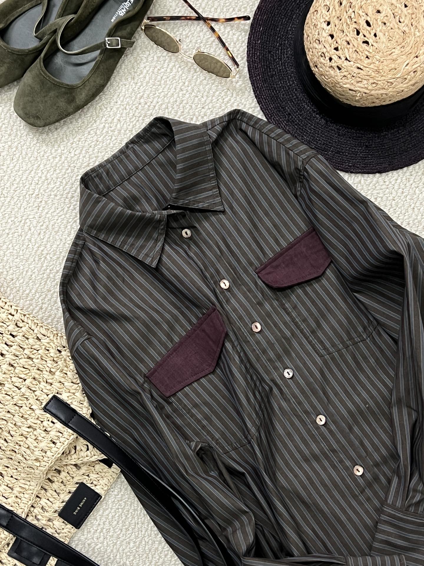 NO:308093,New product sharing [2025ss fun style | Color weaving heavy industry striped shirt] The whole shirt is cut with pure cotton woven fabric. The cartoon sunglasses behind it are super eye-catching!  The self-designed cartoon pattern hand-made nail drilling process is so heavy-working!  A true work of art!  sizesml,shirts,alexander wang19860909新品分享【2025ss趣味风｜色织重工条纹衬衫】整件衬衫采用纯棉色织面料剪裁 背后的卡通墨镜超级亮眼！自行设计的卡通图案手工钉钻工艺 简直重工到不行！妥妥的一件艺术品！ sizesml,,shirts,alexander wang,Women's clothing