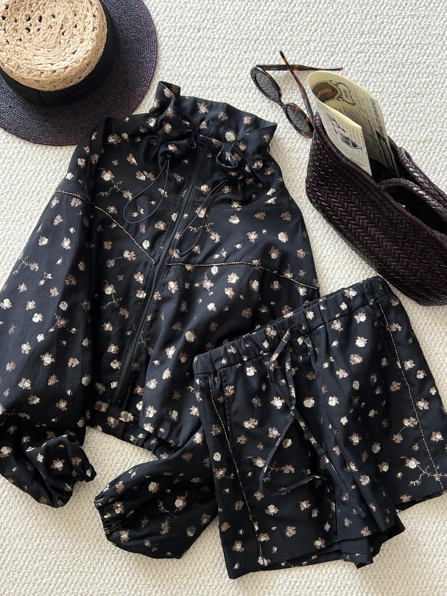 NO:309166,Clothes Shorts Share [SS25 CORE | Dark Night Gilded Breathing Set] Tennis linen eco blended texture!  The obsidian base has a golden flower array, the handmade bead chain is like a star track and the hem of the fallen clothes, and the elastic drawstring zipper placket makes it look more relaxed and lazy!  A-line shorts stretch the leg lines, tighten the waist and make it more inclusive!  Wear the top with high-waisted shorts to show a cleanfit waist-to-hip ratio!  sml, shorts,alexander wang19860909衣服 短裤分享【SS25 CORE | 暗夜鎏金呼吸套装】天丝亚麻eco混纺肌理！黑曜石基底浮现金色花阵,手工珠链如星轨坠落衣摆,松紧抽绳拉链门襟 更显松弛慵懒！A字版型短裤 拉伸腿部线条,松紧腰头更具包容性！上衣搭高腰短裤穿出 cleanfit腰臀比！sml,,shorts,alexander wang,Women's clothing