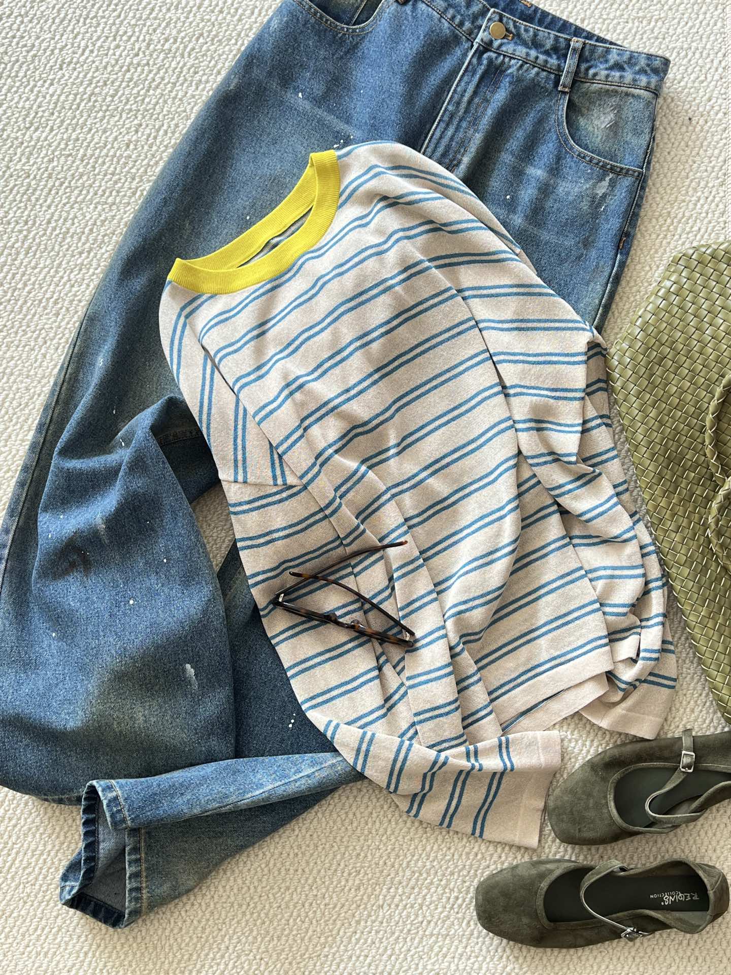 NO:309172,New product sharing [SS25 CHIC | Wakama Breathing Stripe T] Wakama Eco Texture!  The black and blue base is stained with the urban twilight, the beige stripes are like moonlight cracks, and a touch of powder on the neckline breaks through the dullness; the beige cloth is printed with light blue stripes, and the bright yellow threads light up the visual punchline!  The philosophy of falling shoulder capsule, loose silhouette hides the body shape, contrasting thread neckline hides the artdeco architectural aesthetics, easy to get commuter trip with jeans scene sml, jeans, alexander wang19860909新品分享【SS25 CHIC| 和纸呼吸条纹T】和纸eco肌理！黑蓝基底晕染都市暮色,米白条纹如月光裂隙,领口一抹粉撞破沉闷；米色胚布叠印淡蓝条纹,明黄螺纹点亮视觉 punchline！落肩capsule哲学,宽松廓形藏匿身形blur线条,撞色螺纹领口暗藏artdeco建筑美学,搭配牛仔裤轻松get通勤出游双 场景sml,,jeans,alexander wang,Women's clothing