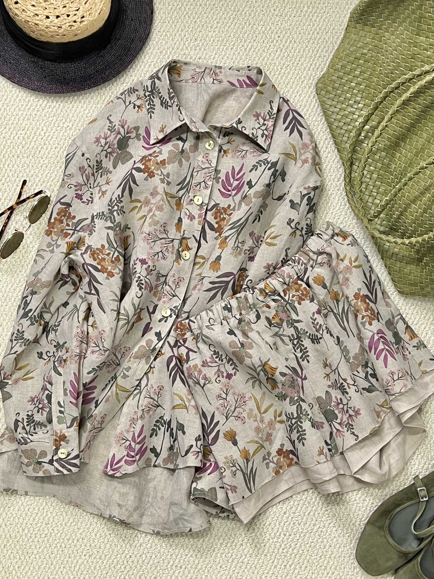 NO:309178,Clothes and shorts sml sharing [TROPICAL CHIC | Breathing Flower Set] viscose Cloud-sensing skin-friendly!  The base of the primary chromogen cloth is stained with tropical flowers, and the colorful bright lines outline the art outline of the artdeco!  Layered philosophy double shorts cpunk aesthetics!  The same printed style on the outer layer echoes the shirt, the inner layer of ramie hard-stand fabric sticks out the cropped corners, the elastic waist and rotator sleeves are reconstructed with bohemian free form, vacation commuting, versatile and diverse scenes!  ,,shorts,shirts,alexander wang19860909衣服短裤sml分享【TROPICAL CHIC | 呼吸感花卉套装】viscose 云感亲肤！原色胚布基底晕染热带花卉,彩色明线勾勒artdeco艺术轮廓！层次哲学双层短裤cpunk美学！外层同款印花呼应衬衫,内层苎麻硬挺面料探出cropped边角,松紧腰头落肩袖型重构bohemian自由态,度假通勤,百搭多元场景！,,shorts,shirts,alexander wang,Women's clothing