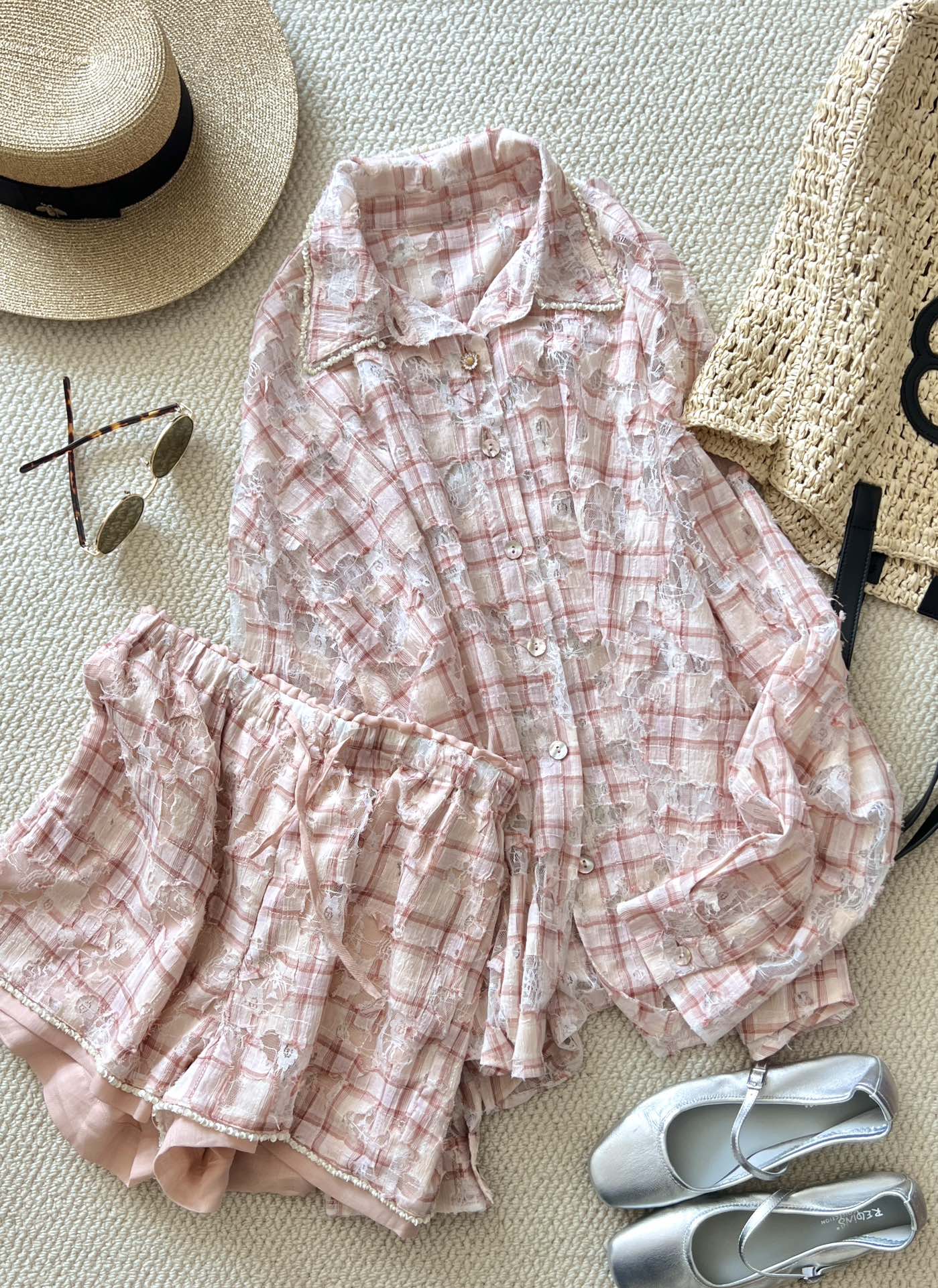 NO:310233,Tops and shorts sharing [SS25 CORE | Plaid Lace Set] Ultra-light pure cotton embryo!  The lace fission pattern hidden between the pink plaids, the collar edges are handmade beads condense like morning dew, and the second button is inlaid with diamond stamens blooms haute couture. The outer plaid pattern of the shorts echoes the top, the inner ramie protrudes cropped burrs, the double-layer beads are lace-up to create a closed loop of light rails, the elastic waist and shoulders are cut and reconstructs a new formula for lazy aesthetics.,, shorts, alexander wang19860909上衣短裤分享【 SS25 CORE | 格纹蕾丝套装】超轻纯棉胚！粉调格纹间暗藏蕾丝裂变纹路,领沿 手工钉珠如晨露凝结,第二粒纽扣镶钻花蕊绽放haute couture匠心.短裤外层格纹呼应上衣,内层苎麻探出 cropped毛边,双层珠片镶边构筑光轨闭环,松紧腰头落肩剪裁重构慵懒美学新公式.,,shorts,alexander wang,Women's clothing