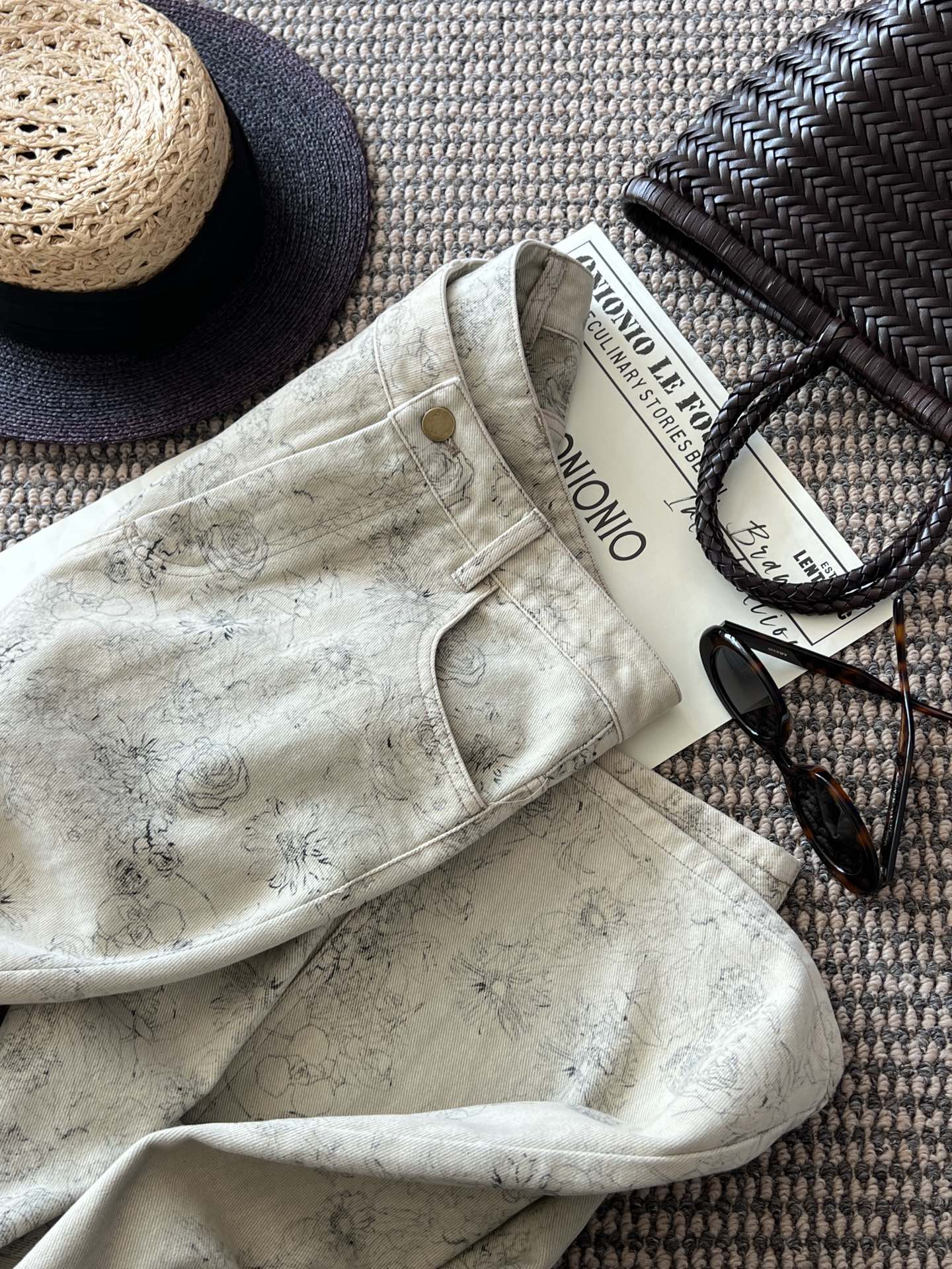 NO:310237,New product sharing [BOTANIC ART | Sketch Flower Shadow Jeans] Beige cloth is stained with spring morning light!  Black lines and flowers are like sketches. The body of the trousers is rubbed, the depth and shade of brushstrokes are outlined. Artdeco architectural aesthetics, three-dimensional bright thread stitching capsule wardrobe philosophy!  Paired with a striped shirt, relaxed and casual, 100% combed cotton upper body is skin-friendly and breathable~ sml, jeans, alexander wang19860909新品分享【BOTANIC ART | 素描花影牛仔裤】米白胚布晕染春日晨光！黑色线条花朵如素描手 稿拓印裤身,笔触深浅勾勒 artdeco建筑美学,立体明线缝合capsule 衣橱哲学！搭配条纹衫 松弛随性,百分百精梳棉上身更是亲肤透气～ sml,,jeans,alexander wang,Women's clothing