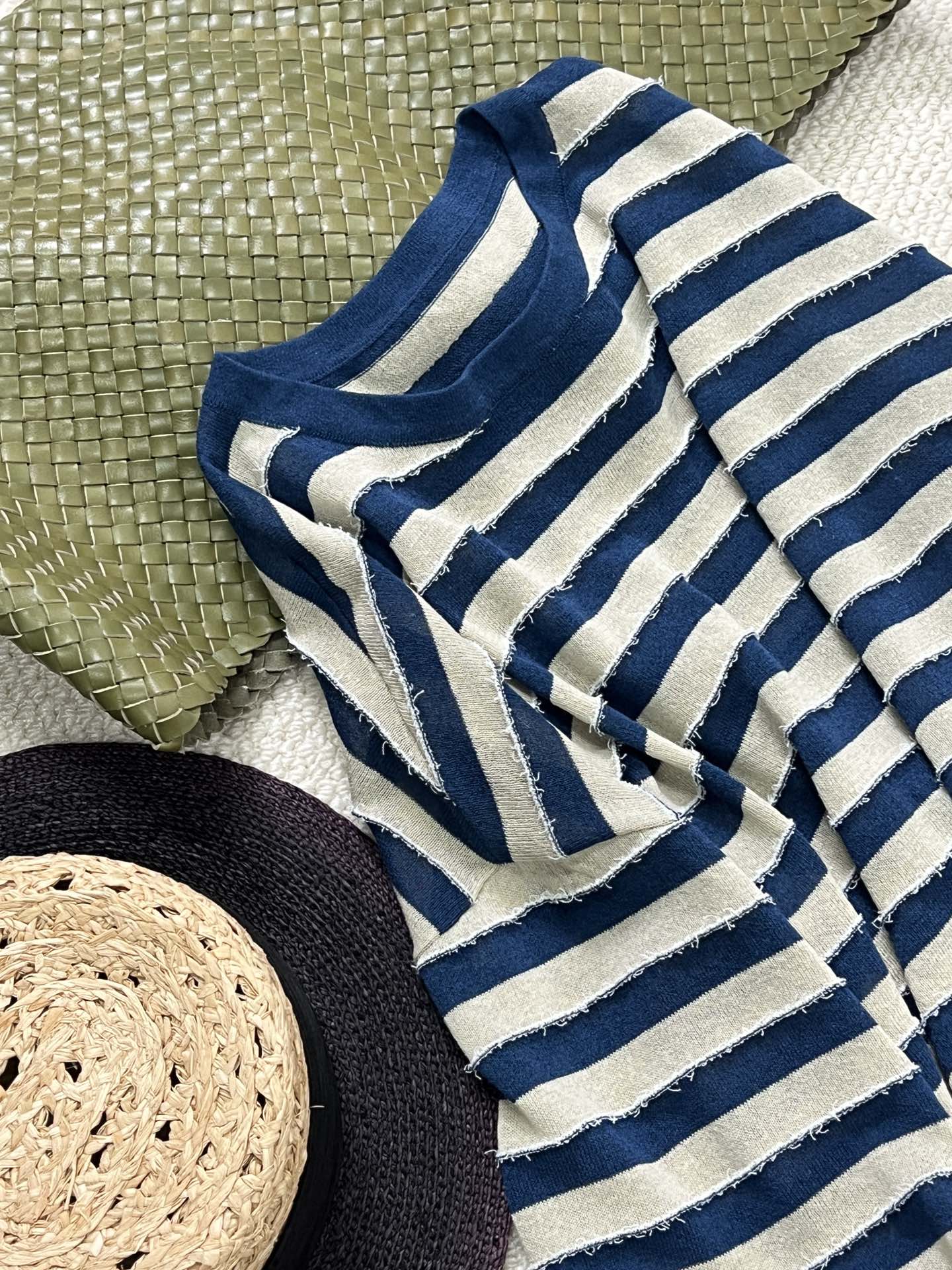 NO:310235,New product sharing [buSS25 CHIC | Linen Breathing Stripe T] Linen Texture, Light and Breathable!  Brown-red stripes are paired with beige stripes like moonlight gaps; beige cloth overprints light blue stripes to light up the visual punchline!  The philosophical loose silhouette hides the body shape, the burrs between the stripes, the slack design, the slouch... sml,,alexander wang19860909新品分享【buSS25 CHIC | 亚麻呼吸条纹T】亚麻肌理 轻薄透气！棕红条纹搭配米白条纹如月光隙；米色胚布叠印淡蓝条纹,点亮视觉 punchline！落肩capsule哲学宽松廓形藏匿身形blur线条,条纹间的毛边设计 松弛慵懒… sml,,alexander wang,Women's clothing