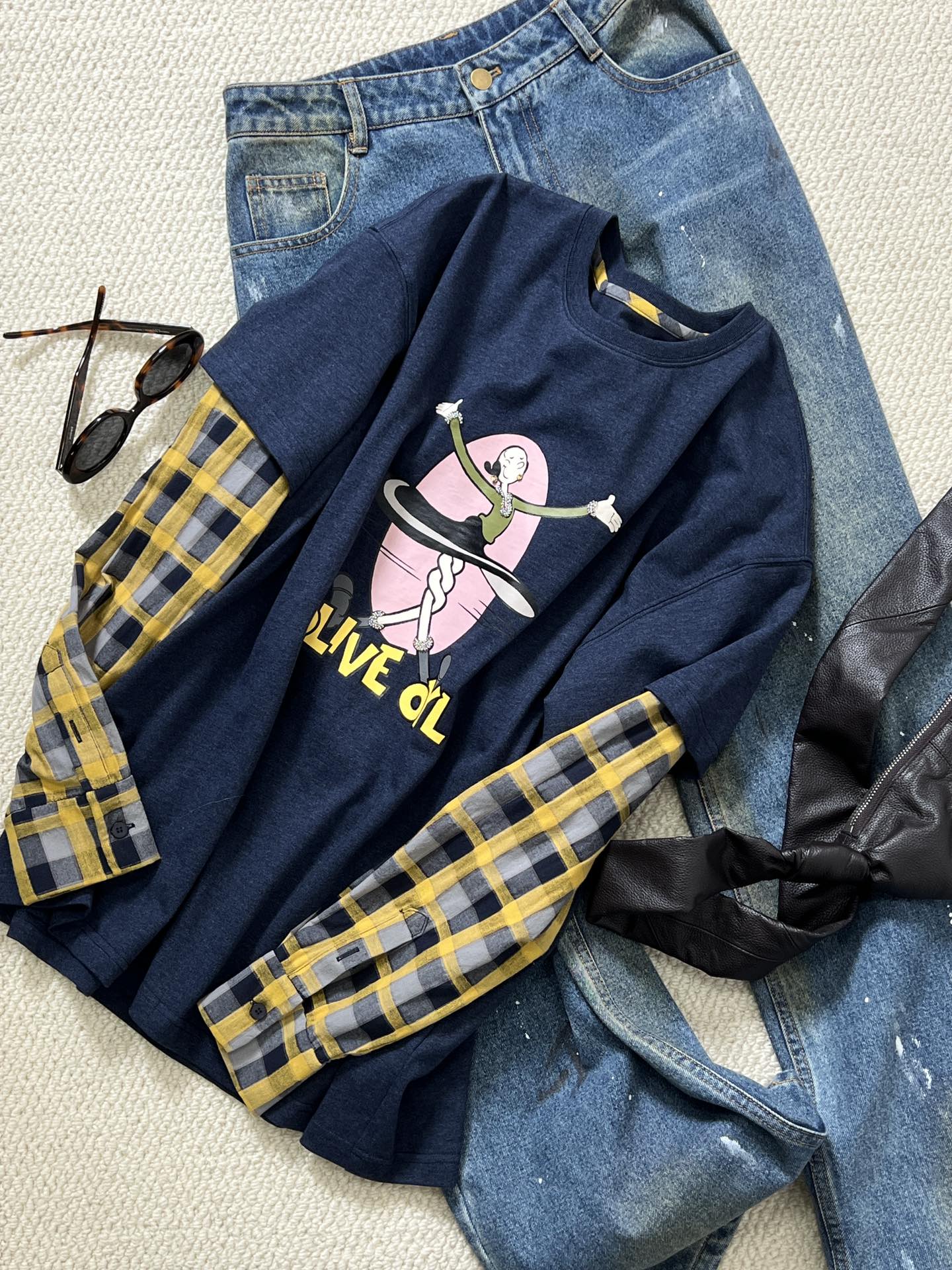 NO:310727,New product sharing [CARTON CORE | Diamond Fake Two-Piece Cartoon R] Handmade Beaded High-Custom Cartoon!  Beige base smudged oat latte brown check sleeves, dark blue collision American retro yellow blue grid, 3D three-dimensional bead embellishment cartoon. American fake two pieces, outer pure cotton short sleeves, light plaid sleeves, the best tips for lazy layered outfits, cartier, T-shirt, alexander wang19860909新品分享【 CARTON CORE|钻石假两件卡通r】手作钉珠高定卡通！米色基底晕染燕麦拿铁棕格纹袖,深蓝碰撞美式复古黄蓝格,3D立体钉珠点缀卡通.美式假两件,外层纯棉短袖 搭配轻薄格纹袖 懒人层次穿搭的最佳秘籍,,cartier,T-shirt,alexander wang,Women's clothing