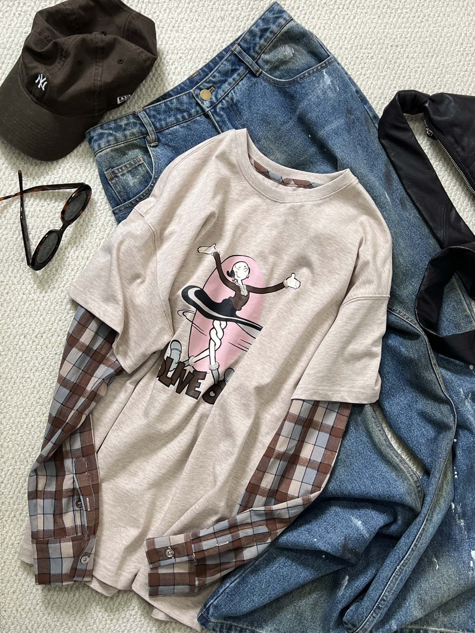 NO:310729,New product sharing [CARTON CORE | Diamond Fake Two-Piece Cartoon R] Handmade Beaded High-Custom Cartoon!  Beige base smudged oat latte brown check sleeves, dark blue collision American retro yellow blue grid, 3D three-dimensional nail bead embellishment cartoon. American fake two pieces, outer pure cotton short sleeves, light plaid sleeves, best lazy layered outfit sml, cartier, T-shirt, alexander wang19860909新品分享【 CARTON CORE|钻石假两件卡通r】手作钉珠高定卡通！米色基底晕染燕麦拿铁棕格纹袖,深蓝碰撞美式复古黄蓝格,3D立体钉珠点缀卡通.美式假两件,外层纯棉短袖 搭配轻薄格纹袖 懒人层次穿搭的最佳 sml,,cartier,T-shirt,alexander wang,Women's clothing