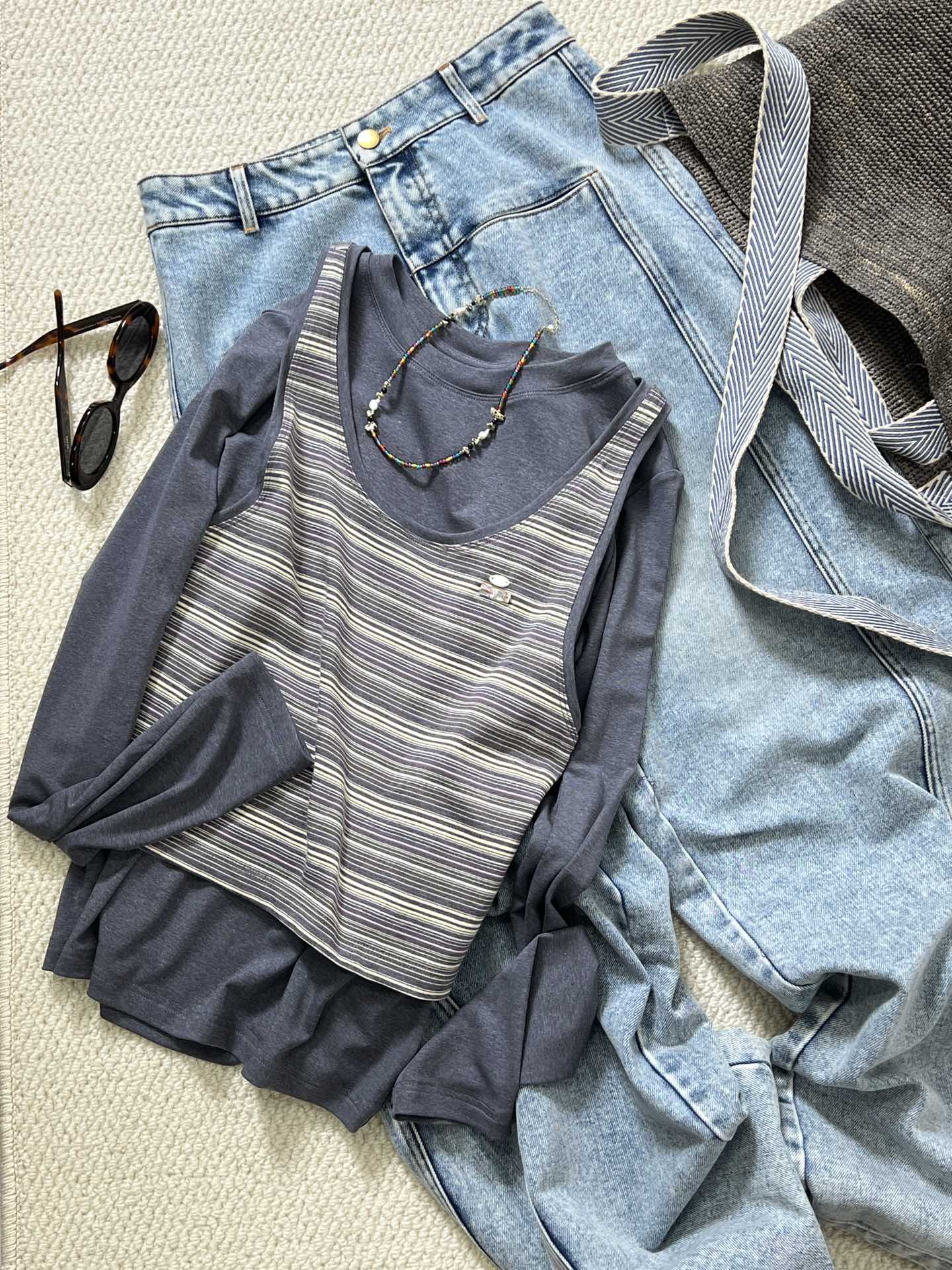 NO:310731,New product sharing [SS25 DUET | Twin layered T-shirt] fog blue gray purple gradient stain!  Tensel acetate twin fiber weave cloud touch texture (breathable index), layered striped vest to build pseudo-layered building contour!  T-shirt adopts customization technology, and the 72-hour dyeing tank achieves the exclusive limited chromatography of Morning Mist Purple. Shell Oval Resin Square Card hidden relief, more exquisite and high-end sml, tees, t-shirt, alexander wang19860909新品分享【SS25 DUET | 双生叠穿T恤】雾蓝灰紫渐层晕染！天丝醋酸双生纤维织造云触肌理（透气指数）,叠穿条纹背心构筑pseudo-layered建筑轮廓线！T恤采用定制工艺,72小时染缸成就晨雾紫独家限定色谱.贝壳椭圆牌树脂方牌暗藏浮雕 更显精致高级感sml,,tees，t-shirt,alexander wang,Women's clothing