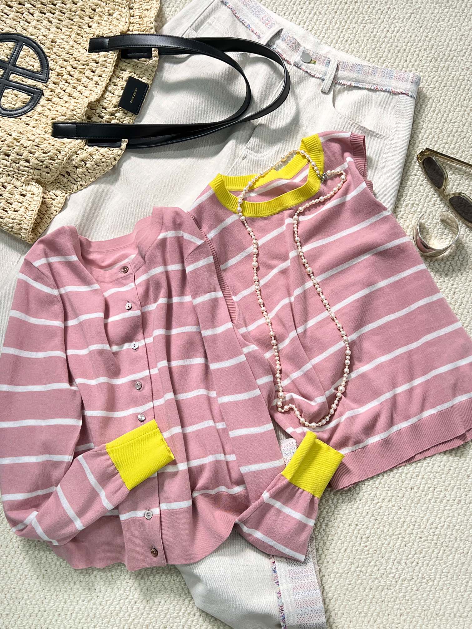 NO:310725,Vest Cardigan ml sharing [SS25 Simple Korean | Colorful Stripe Group] Korean simple style Stripes make you look slim and new choice for a vest with a knitted cardigan inside, which is more layered!  The cuff contrast ribbon is made of imported contrasting color edge wrapping machine, with an error of ≤0.1mm. The arrangement of yarns forms an optical soft focus effect, and the upper body comes with a soft light filter, so that spring light is sprinkled on the body, alexander wang19860909背心 开衫ml分享【SS25 简约韩系|叠彩条纹组】韩系简约风 条纹显瘦新选择背心内搭针织开衫的套装穿搭 更有层次感！袖口撞色带 采用进口撞色包边机,误差≤0.1mm.纱线的排列形成光学柔焦效应上身自带柔光滤镜 让春光洒在身上,,alexander wang,Women's clothing