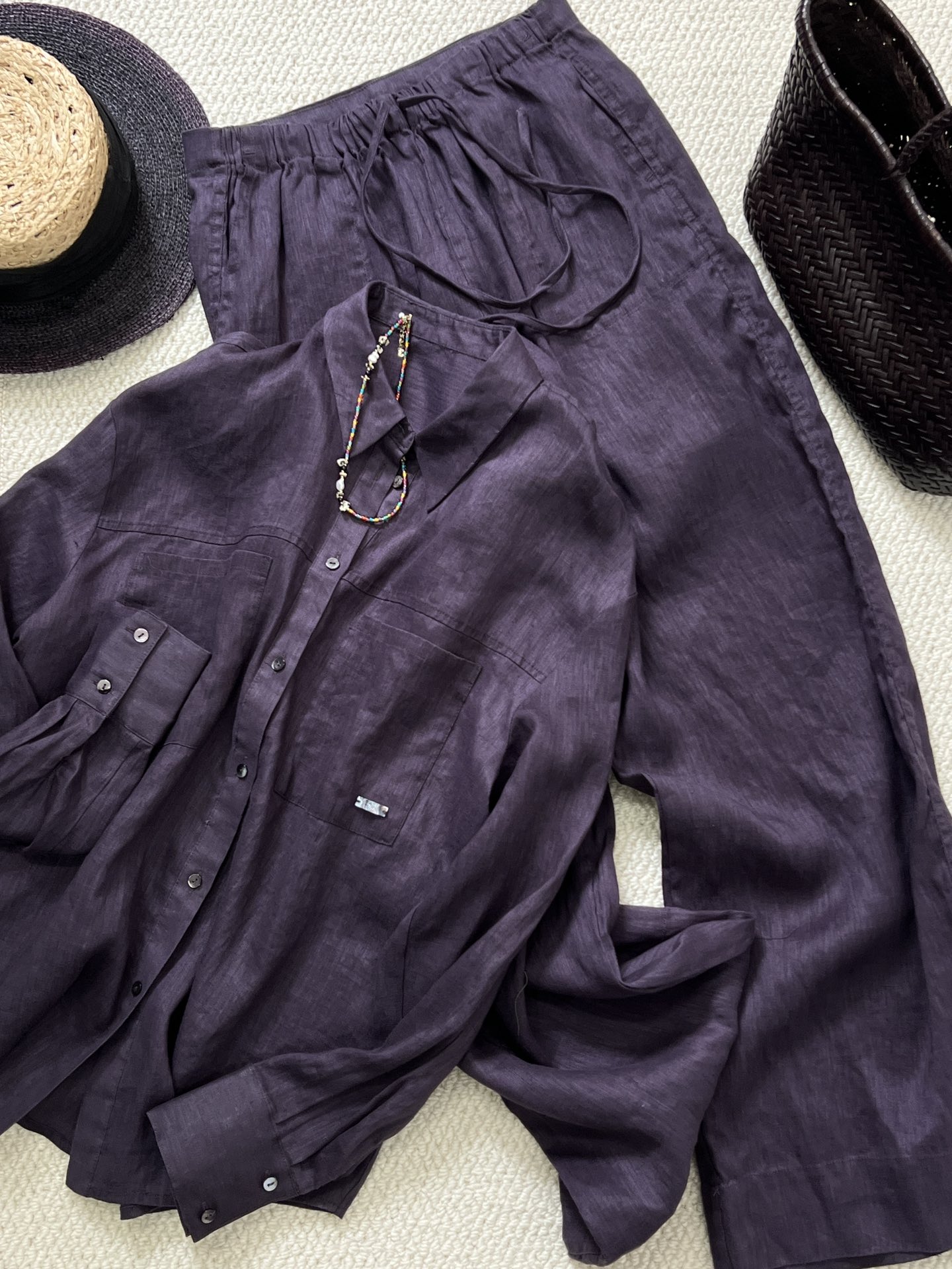 NO:312205,Clothes and pants sharing [SS25 CORE | Breathable Linen Set] Breathable Weaving Linen Weaving, which increases the breathability of 23 more than conventional cotton and linen!  Shirts with shoulder cut x straight trousers gold draping ratio, reconstructing the old Qianfeng slack skeleton, resin button logo square brand of the same color system, such as the moonlight flows in detail. The armpit margin is increased by 3cm, and the line falls by 2.5cm, achieving a relaxed feeling of 