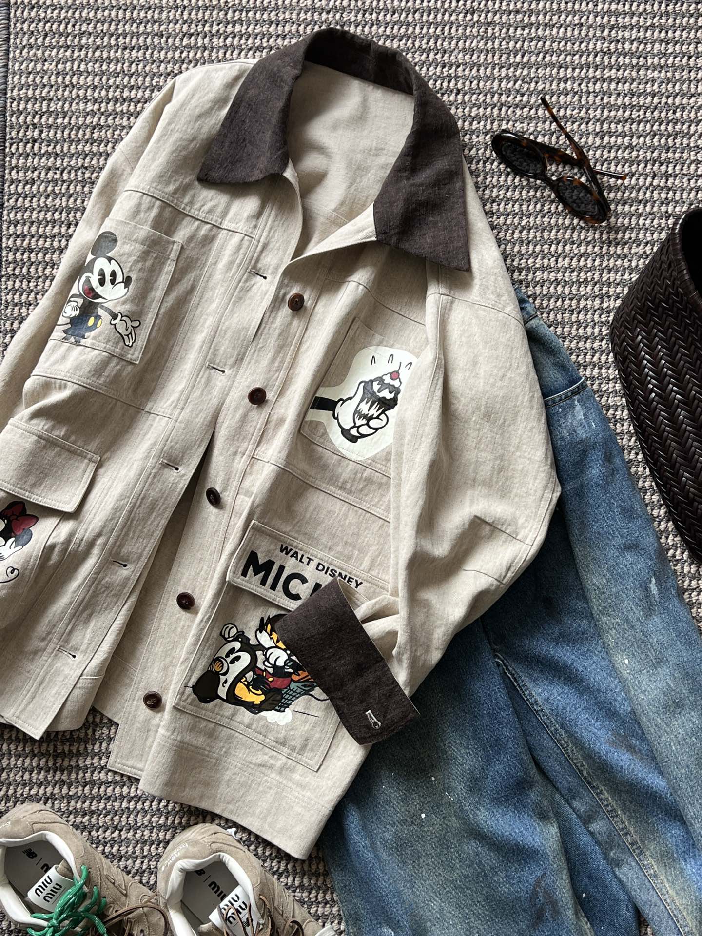 NO:312207,New product sharing [SS25 BARN | Deconstructed Mickey Linen Jacket] Single linen cotton eco blended embryo!  The base of the oatmeal is stained with the ancient brown collar, the hand-painted cartoon totem is reconstructed by artdeco lines, and the ancient brown collar on the cuffs echoes the neckline. The Mickey pattern uses gradient printing to activate the retro cartoon gene!  sml,,jackets & coats,alexander wang19860909新品分享【SS25 BARN | 解构米奇亚麻外套】个亚麻棉eco 混纺胚！燕麦原色基底晕染古咖棕领口,手绘卡通图腾经artdeco线条重构,袖口的古咖棕与领口相呼应.米奇图案采用渐变印刷,激活复古卡通基因！ sml,,jackets & coats,alexander wang,Women's clothing