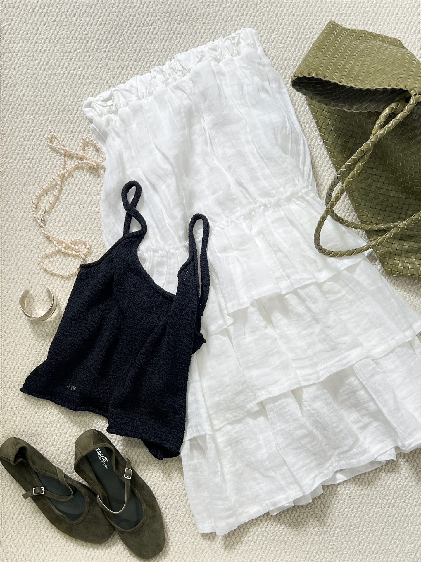 NO:313270,New product sharing [SS25 | Ramie Cloud Cake Skirt] Ramie woven, three-layer skirts stack up to create a flow trajectory of morning mist, realizing the weightlessness of passing through the clouds, each layer has a precise drop. When walking, it is like clouds swelling, and the elastic waist is pre-stitched miniature pleats!  The unique white uses the intangible ramie drying process, which is alternately exposed to the sun and dried in the shade for 72 hours, forming a matte diffuse reflective surface, which reduces chemical residue by 87 compared to industrial bleaching, and each fold precipitates the breathing frequency of sunlight!  sml, skirts,alexander wang19860909新品分享【SS25 | 苎麻云絮蛋糕裙】苎麻织造,三层裙摆堆叠出晨雾流动轨迹,实现穿云而过的失重感,每层落差精确 行走间如云絮翻涌,松紧腰头预缝微型褶裥！独特的白色,采用非遗苎麻晾晒工艺,经72小时交替曝晒阴干,形成哑光漫反射面,比工业漂白降低87化学残留,每一褶都沉淀着阳光的呼吸频率！ sml,,skirts,alexander wang,Women's clothing