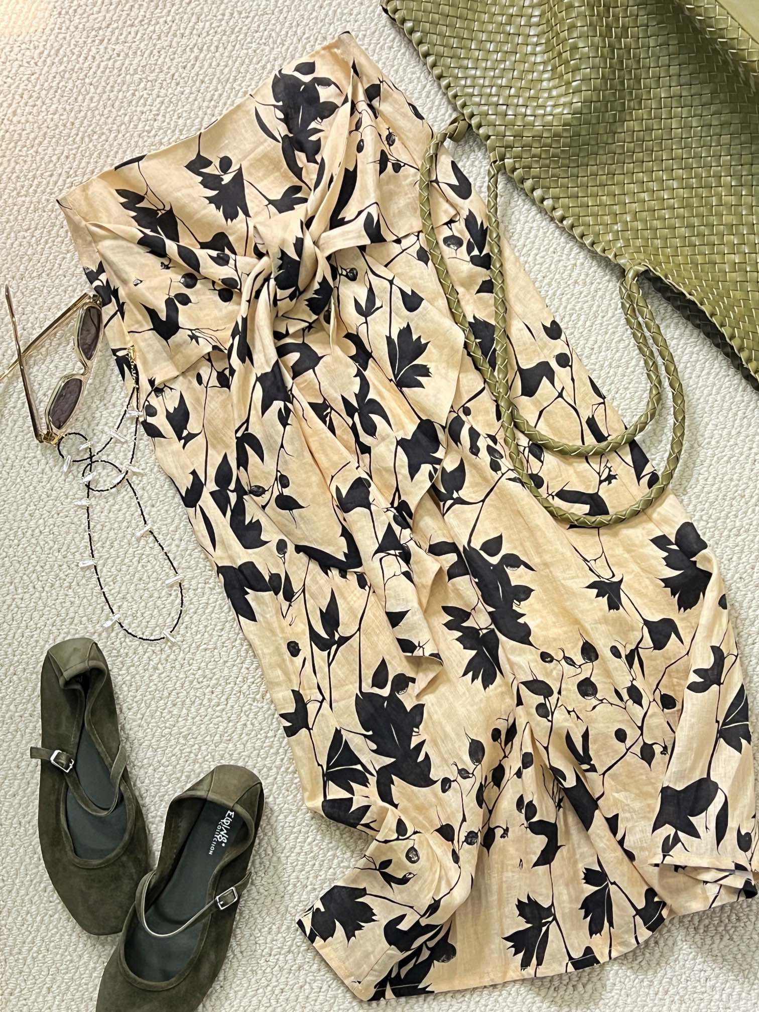 NO:313268,New product sharing [SS25 | Linen Breathing Skirt] woven in linen, beige base smudge abstract ink print, A-shaped cut forms natural draped ripple, the expansion coefficient reaches 2.3 times when walking, and a casual and unrestrained fashionable posture is released between steps. The same material tie on both sides is cleverly designed to modify the body. The slack and age-reducing silhouette can be easily matched with various tops!  sml, skirts,alexander wang19860909新品分享【SS25 | 亚麻呼吸半裙】亚麻原色织造,米黄基底晕染抽象墨迹印花,A字剪裁形成自然垂坠波纹,行走时膨胀系数达2.3倍,步履间释放随性无拘的时髦姿态.两侧同料系带 巧妙设计 修饰身形.松弛减龄的廓形 搭配各种上装都能游刃有余！ sml,,skirts,alexander wang,Women's clothing