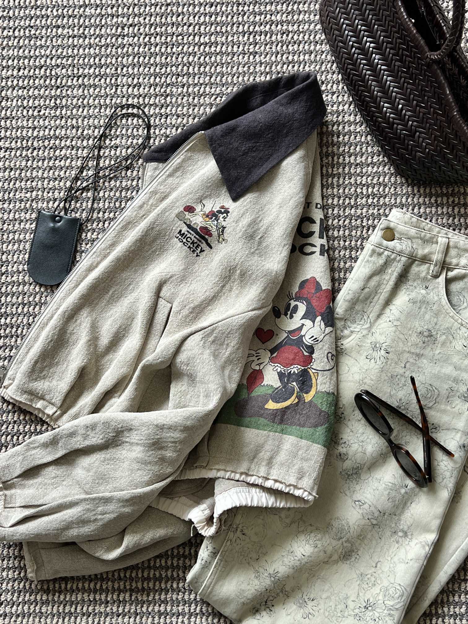 NO:320767,New product sharing [SS25 BARN | Deconstructed Mickey Linen Jacket] Linen Wool Fabric Oatmeal Primary Color Base Smudged Ancient Coffee Brown Collar, Hand-painted Cartoon Totem Reconstructed Artdeco Lines, Short Style Lightweight and Slimming!  The double-layer design on the cuffs and bottom edge is unique, and the Mickey print saturation is just right, activates the retro cartoon gene!  sml,,jackets & coats,alexander wang19860909新品分享【SS25 BARN | 解构米奇亚麻外套】亚麻羊毛面料 燕麦原色基底晕染古咖棕领口,手绘卡通图腾经artdeco线条重构,短款轻便显瘦！袖口和底边的双层设计别出心裁 米奇印花饱和度刚好 激活复古卡通基因！ sml,,jackets & coats,alexander wang,Women's clothing