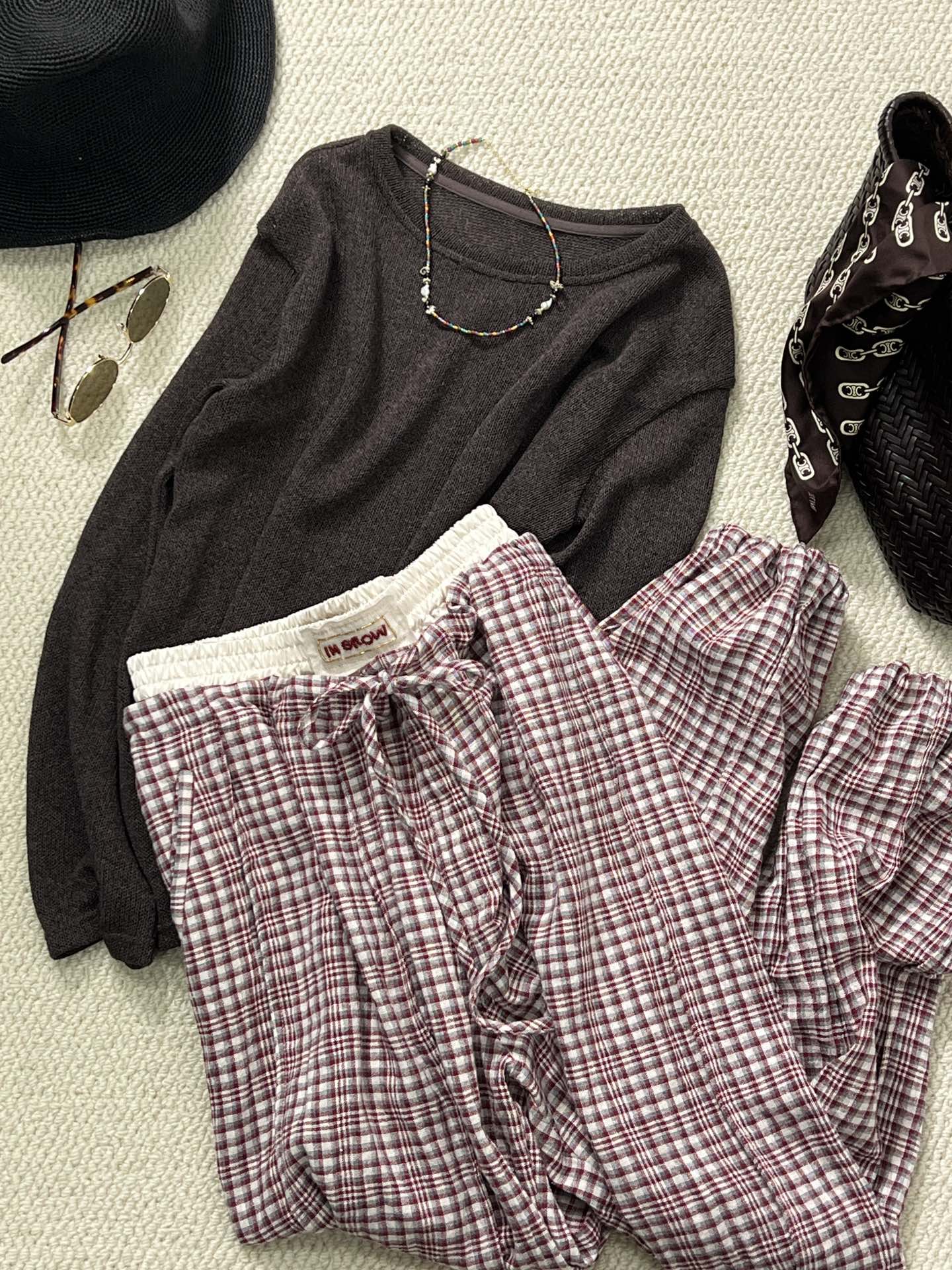 NO:321716,New product sharing [SSS25 CHIC | Feiying check pants] Acetate waist, cotton and linen blend, light draped, Feiying pink plaid flows in spring honey words, elastic waist, French lazy philosophy hidden!  Craftsmanship details and hand-made beads embellish the waist, like morning dew condensed light rails; drawstrings can be retracted and placed, and one pants can unlock two fashionable dimensions!  sml, alexander wang19860909新品分享【SSS25 CHIC | 绯樱格纹裤】醋酸腰头棉麻混纺轻盈垂坠,绯樱粉格绞流转春日蜜语,松紧腰头暗藏法式慵懒哲学！匠心细节手工钉珠点缀腰头,如晨露凝结光轨；抽绳裤脚可收可放,一裤 解锁两种时髦维度！ sml,,alexander wang,Women's clothing