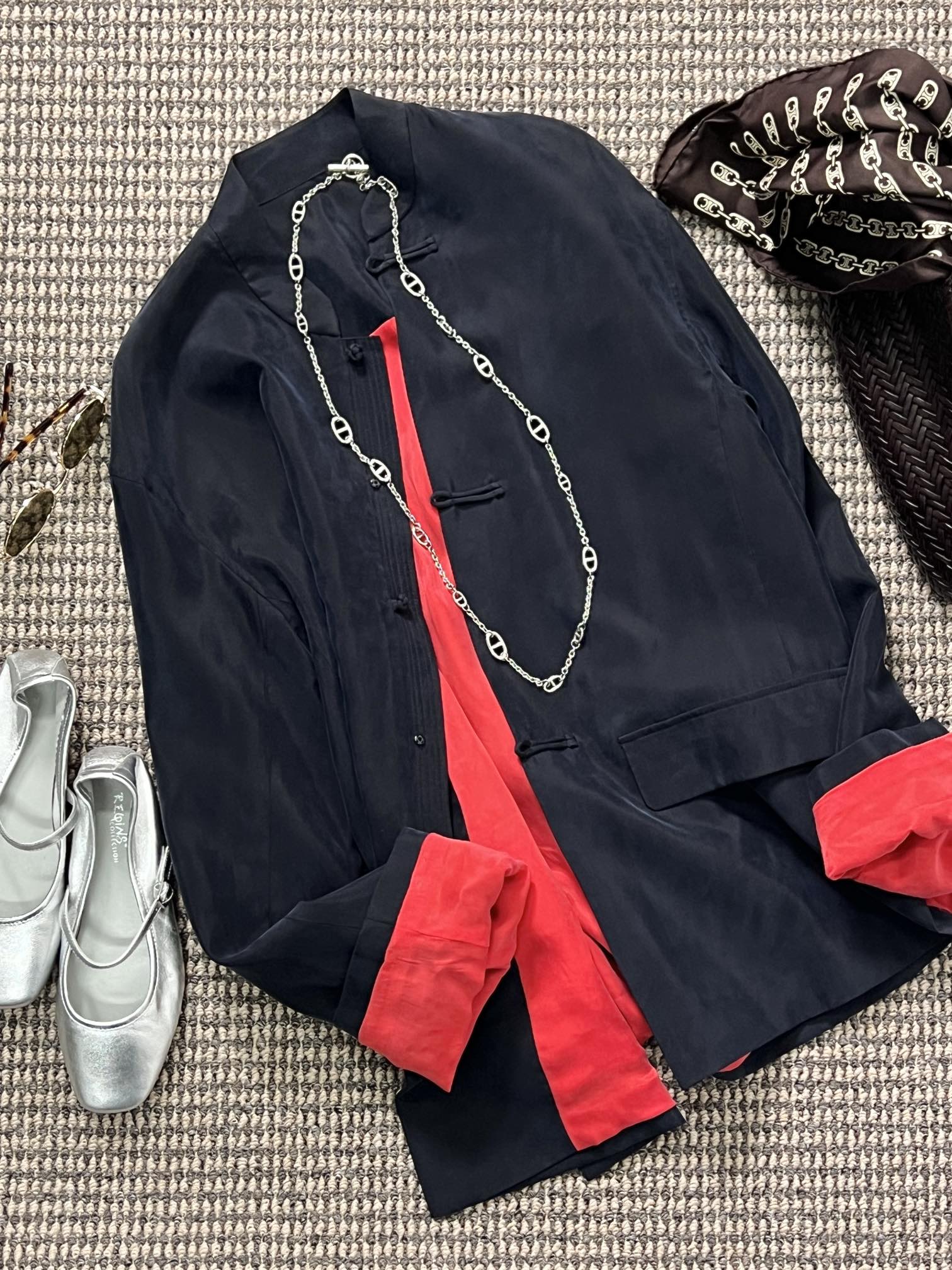 NO:321693,New product sharing [SS25 CORE | Mo Jian Contrasting Colors National Style Shirt] Copper Amino silk man silk is mixed and draped like a waterfall, the cuffs are folded and the setting orange lining is shocked, and the handmade buckles connect the charm of ancient and modern times. The sleeves are changed, and the hidden blue and orange red collided to create the white artistic conception of landscape paintings. The copper Amino silk lining flows the skin touch, and brings a strong aura when walking. The hidden blue is extracted from the deep and supine color of the sky blue glaze color of the Ru kiln in the Song Dynasty. The orange red lining is inspired by the patina of the red wall of the Forbidden City. When turning, it is like pushing open a moon door that has traveled thousands of years. sml,,alexander wang19860909新品分享【SS25 CORE | 墨涧撞色国风衫】铜氨丝人丝混织垂坠如瀑,袖口翻折惊现落日橘衬里,手工盘扣串联古今气韵.翻袖即换装,藏蓝与橘红碰撞出山水画留白意境,铜氨丝内衬流转肌肤触感,行走时带起超强气场藏蓝提取自宋代汝窑天青釉底色的深遂,橘红衬里灵感源自故宫朱墻的岁月包浆,转身时恰似推开一扇穿越千年的月亮门. sml,,alexander wang,Women's clothing