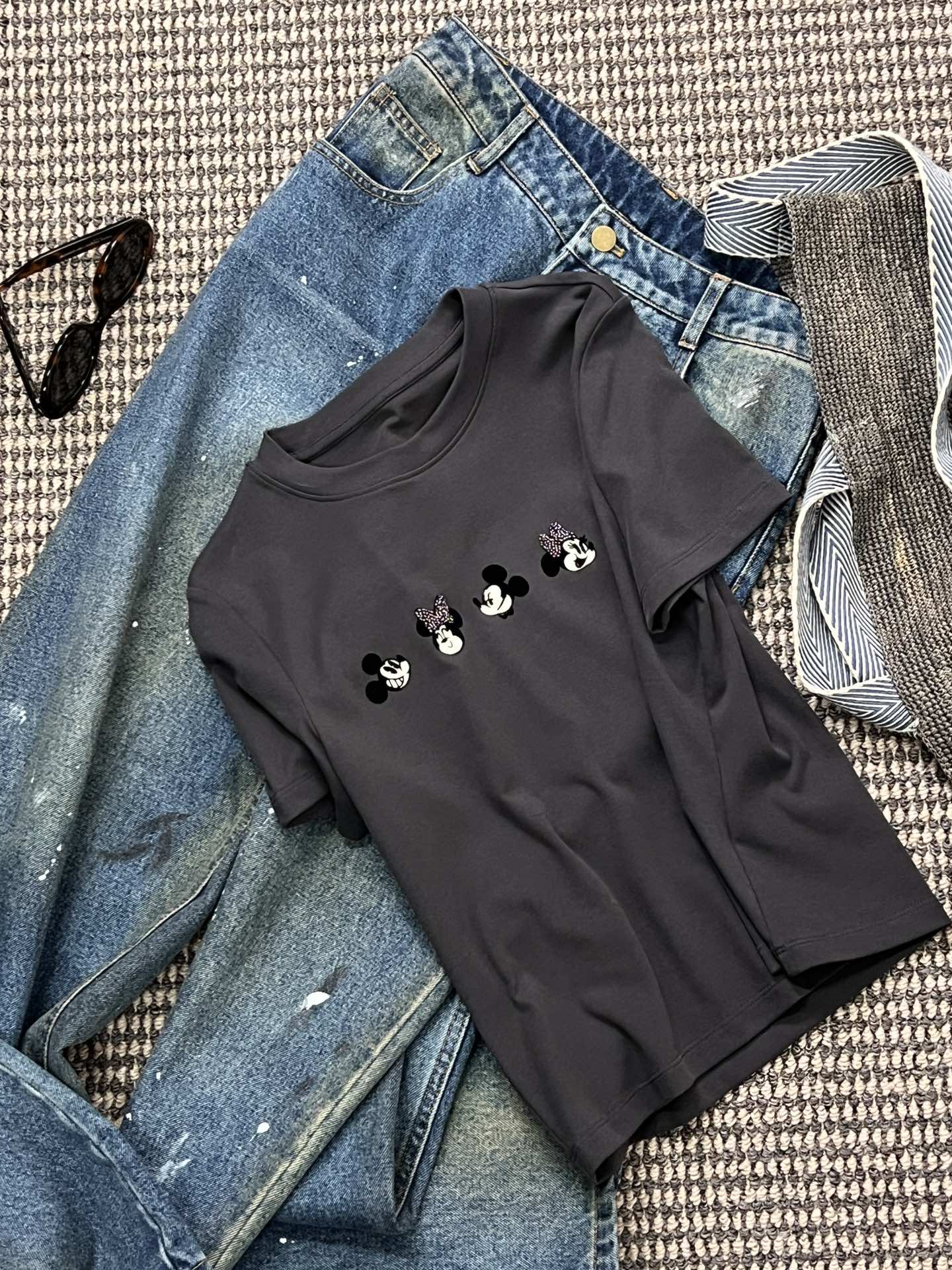 NO:322802,New product sharing [SS25 CORE | Cartoon Beaded Mickey T] shoulder cut and cut gold to make it look slimming ratio, high-stretched cotton is heavy woven, and the texture porosity is more breathable and comfortable than conventional cotton. Handmade beads climb and grow along Minnie's bow, and sequencing inlay is more time-consuming and labor-intensive!  Simple pairing with jeans can easily activate the cartoon genes of the Dry Jubilee, bringing up the romantic and lively sml for adults, jeans, gold, alexander wang19860909新品分享【 SS25 CORE | 卡通钉珠米奇T】正肩剪裁切割黄金显瘦比例,高支棉重磅织造,肌理孔隙率较常规棉更透气舒适.手作钉珠沿米妮的蝴蝶结攀爬生长,精工镶嵌更加耗时耗力！简单搭配牛仔裤轻松激活干禧卡通基因,带起属于成年人的浪漫灵动 sml,,jeans,gold,alexander wang,Women's clothing