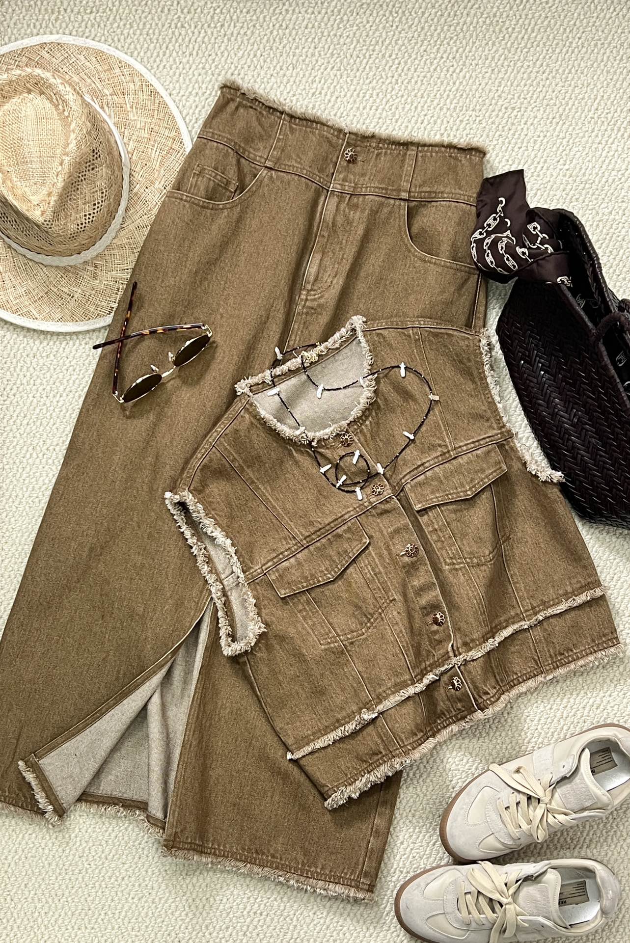 NO:322804,New product sharing [SS25 DENIM | Desert Breast Set] Pure cotton-dye desert chromatography, the yellowish texture is like a wind-eroded rock layer, the burrs tassels are like the slightly loose silhouette of the ancient sheepskin roll vest gnawed by time, the red copper French buckle is like the sunset gold inlaid skirt and the ankle A-shaped front slit, the walking skirt swings the desert heat wave, the waist burrs and hem cracks form an unfinished art!  vest skirt sml, skirts, sheepskin, alexander wang19860909新品分享【 SS25 DENIM| 荒漠毛边套装】纯棉浸染荒漠色谱,土黄肌理如风蚀岩层,毛边流苏似被时光啃噬的古老羊皮卷马甲的微宽松廓形未锁毛边,红铜法式扣如落日碎金镶嵌半裙及踝A字摆前开衩,行走裙摆荡起沙漠热浪,腰头毛边与下摆裂口构成未完成的艺术！ 马甲 半裙 sml,,skirts,sheepskin,alexander wang,Women's clothing