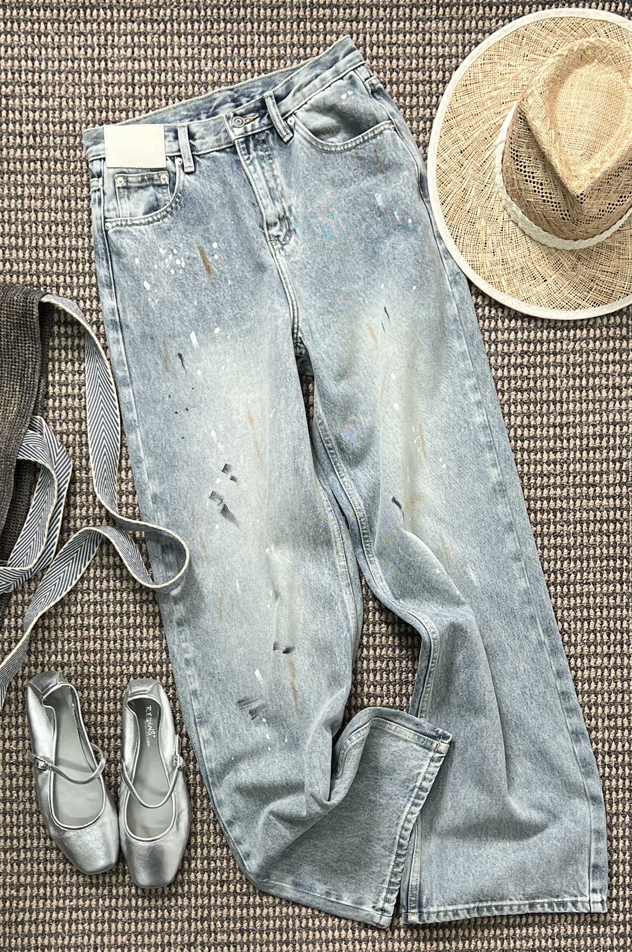 NO:322806,New product sharing [SS25 DENIM | Slim Sky Graffiti Pants] Light blue base is like the clear sky kissed by the sea breeze, straight cut hides the blur lines on the legs, paint splashes and graffiti is like an artist knocking over the palette, imitation hand-painted spray paint spots have been washed and polished three times, retaining the original rough feeling of the street art!  White skin cracks on the waist are like weathered rock formations, sealing time password. sml, alexander wang19860909新品分享【SS25 DENIM | 晴空涂鸦裤】浅蓝基底如被海风吻过的晴空,直筒剪裁藏匿腿部blur线条,油漆飞溅涂鸦似艺术家打翻调色盘,仿手绘喷漆斑点经三次水洗打磨,保留street art原生粗粝感！腰上白皮裂纹如风化岩层,封印时间密码. sml,,alexander wang,Women's clothing