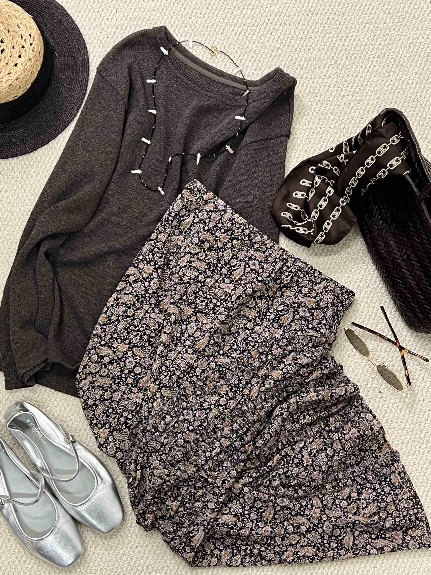 NO:323884,New product sharing [SS25 FLEUR | Midnight Floral Skirt] Japanese imported fabric slightly transparent fabric is the starry night canvas, black flowers bloom like galaxy cracks, black ears climb into star tracks along the hem of the skirt, and French lazy algorithm hidden on the elastic waist, each star track is an unconquered romantic statement. 3cm gold flowing skirt under the calf, when turning, the hem of the skirt blooms is not a flower, but a 25ss limited and restrained ripples of desire. sml, skirts, gold, alexander wang19860909新品分享【SS25 FLEUR | 午夜碎花裙】日本进口面料微透面料就星夜画布,黑色碎花如银河裂隙绽放,木耳边沿裙摆攀爬成星轨,松紧腰头暗藏法式慵懒算法,每条星轨都是未被引服的浪漫宣言.小腿下3cm黄金度飘逸裙摆,转身时裙摆盛开的不是花朵,是25ss限定的、克制的欲望涟漪. sml,,skirts,gold,alexander wang,Women's clothing