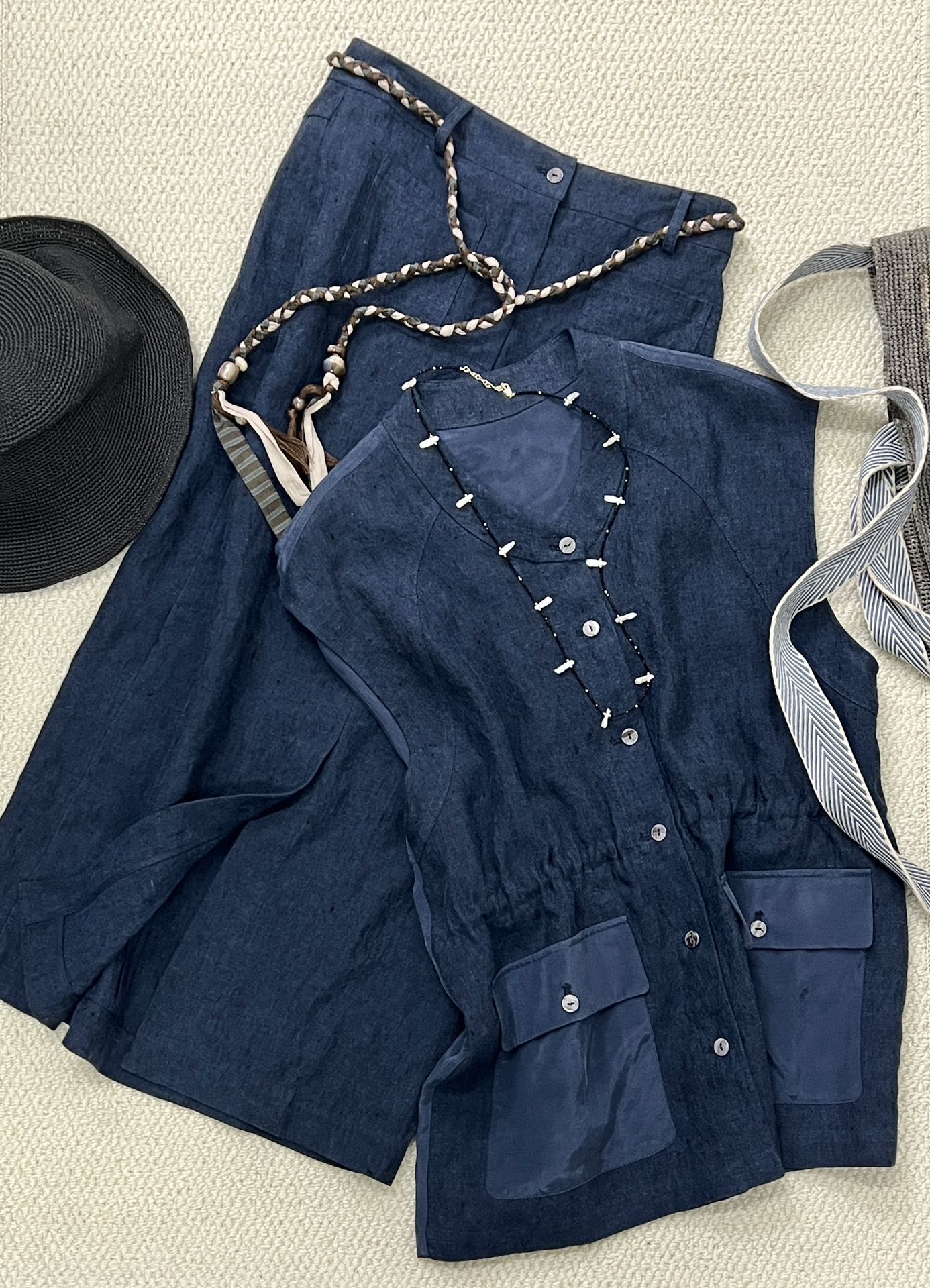 NO:323886,Vest Skirt New Product Sharing [SS25 CORE | Twin Line Old Money Set] The front linen and acquired silk breathing matrix of vests, the front piece of linen shows the texture of old money, the back of the tiny silk flows and the touch of silk falls, and the shoulder-falling vest hides the gold angle of the flesh!  The front slit skirt ripples the star track, hand-woven belt seals the earth's vein password sml, skirts, gold, alexander wang19860909马甲 半裙新品分享【SS25 CORE | 双生亚麻老钱套装】马甲的前亚麻后天丝呼吸矩阵,前片亚麻尽显老钱质感,天丝后幅流转丝绸触感落,落肩马甲藏匿拜拜肉黄金角度！前开衩半裙荡起星轨涟漪,手工编织腰带封印大地脉络密码 sml,,skirts,gold,alexander wang,Women's clothing