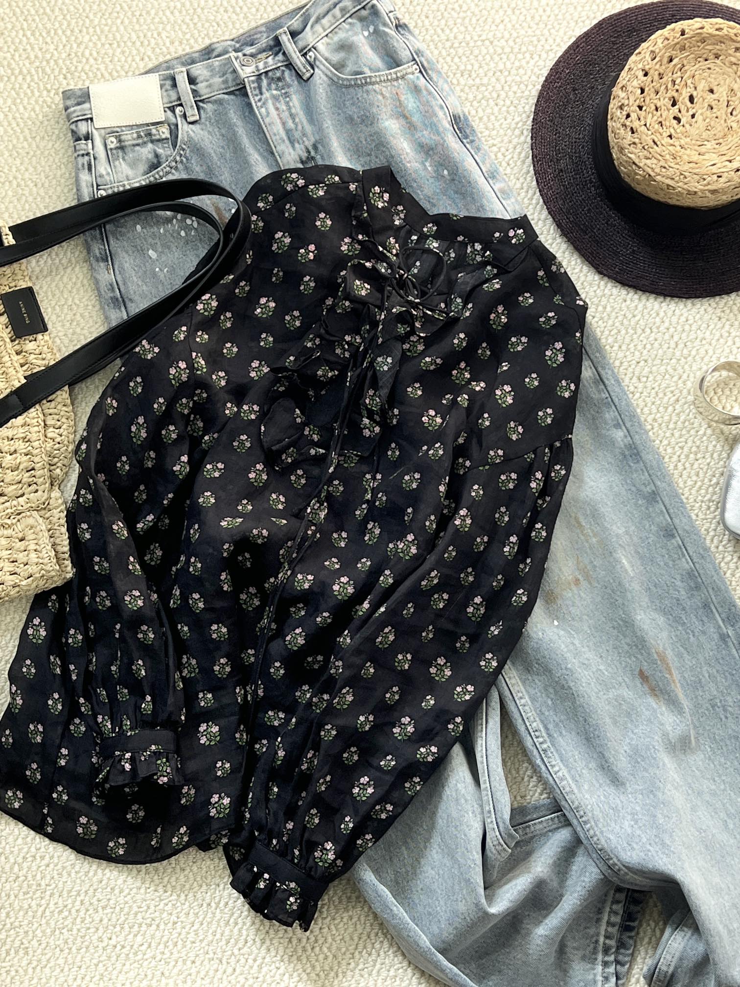 NO:326021,New product sharing [SS25 HEMP | Dark Night Flower Shirt] Han linen weaves a starry night canvas, a secret realm of floating pink and green flowers on the black background, the collar sleeves and ruffles like classical music scores, the endings of the laces are like the pink nail beads falling on the collar, the arrangement and replica of the dark night!  Loose style, not picky about body shape, matched with denim, transform into a moving dark night Monet Garden!  sml, alexander wang19860909新品分享【SS25 HEMP |暗夜花语衫】汉麻织就星夜画布,黑底浮涌粉绿碎花秘境,领口袖管荷叶边如古典乐谱起伏,系带末梢粉钉珠似星辰坠落领口上若隐若现的粉色钉珠 排列复刻 点缀暗夜！宽松版型 不挑身材 搭配牛仔 化身移动的暗夜莫奈花园！ sml,,alexander wang,Women's clothing