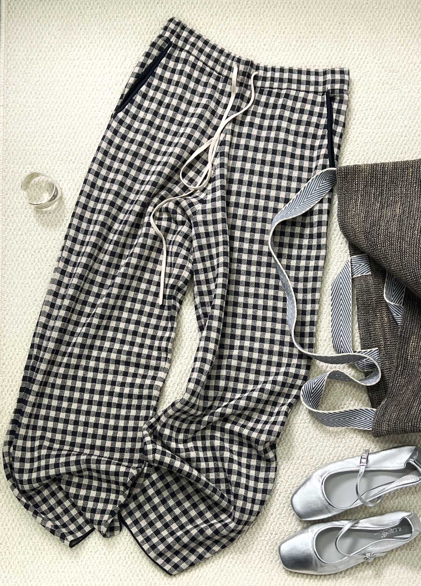 NO:326732,New product sharing [SS25 WASHI | Whishou Bloomers] Whishou fiber woven naked thickness, light and breathable. The legs of the bloomers are more relaxed and lazy, and the golden bead under the knees hides a slimming function. The deep sea twilight grid is white on the base, which is like ancient parchment paper washed by the tide, and the drawstring waist hides the relaxed aesthetic of the coastline!  Amber stardust grid amber yellow collided midnight blue, and the plaids interweave and lattice to form the brushstrokes of Van Gogh’s moonlit night. When walking, the trousers swayed the galaxy diamond spots!  sml, sheepskin, gold,alexander wang19860909新品分享【SS25 WASHI | 和纸灯笼裤】和纸纤维织造裸感厚度,轻薄透气.灯笼裤管更显松弛慵懒,膝下黄金束口暗藏显瘦函数.深海暮色格米白基底晕染深海蓝格纹,如被潮汐冲刷的古老羊皮纸,抽绳腰头暗藏海岸线松弛美学！琥珀星尘格琥珀黄碰撞午夜蓝,格纹经纬交织成梵高星月夜的笔触,行走时裤管荡起银河碎钻光斑！ sml,,sheepskin,gold,alexander wang,Women's clothing