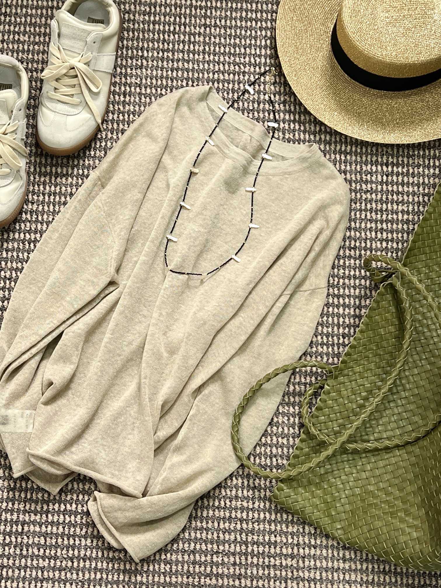 NO:326726,New product sharing [SS25 | Undercurrent Breathing Shirt] Line woven ultra-thin fabric, not only isolates ultraviolet rays but also cooler!  The shoulder-falling slope cuff wide width 1 is the ultimate algorithm for hiding the worship of the flesh. The threaded neckline outlines the golden division line and the breathing frequency flows between the slightly transparent texture. Paired with wide-leg pants, it is a moving wasaki wind, and the seaside is paired with straw bags to let the sunlight write poems in the slightly transparent texture. Sml, espadrilles, gold, alexander wang19860909新品分享【SS25| 暗涌呼吸衫】亚麻织造 超薄面料,不仅隔绝紫外线 还更清凉！落肩斜度袖口宽幅1是藏匿拜拜肉的终极算法,螺纹领口勾勒黄金分割线,微透肌理间流转呼吸频率.搭配阔腿裤 化身移动的侘寂风,海边搭配草编包让阳光在微透肌理写诗. sml,,espadrilles,gold,alexander wang,Women's clothing