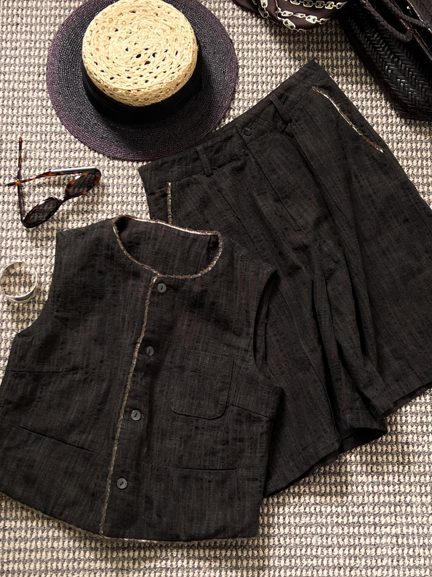 NO:331195,New product sharing [Old Money Color Weaving Set] Cotton wool color wool color wool interwoven warp and weft code, black and brown blends dark green like frozen moss awakening, vest wool floss edges are like wind-eroded ancient pants, middle pants are neat and 5-minute cut and seal the old money relaxation code. Each inch contains multiple different color yarns, simulating the natural sedimentary pattern of ore veins. The burrs at the hem of the neck are hand-picked, retaining the breathing feeling of the original loom!  /260sml,,sheepskin,alexander wang19860909新品分享【老钱色织套装】棉羊毛色织经纬交织大地密码,黑棕糅合深绿如冻土苔藓苏醒,马甲毛絮边似被风蚀的古老羊皮卷,中裤利落5分剪裁封印老钱松弛法典.每英寸含多根异色纱线,模拟矿脉天然沉积纹路.领口下摆毛边经手工挑纱,保留原始织机呼吸感！ /260sml,,sheepskin,alexander wang,Women's clothing