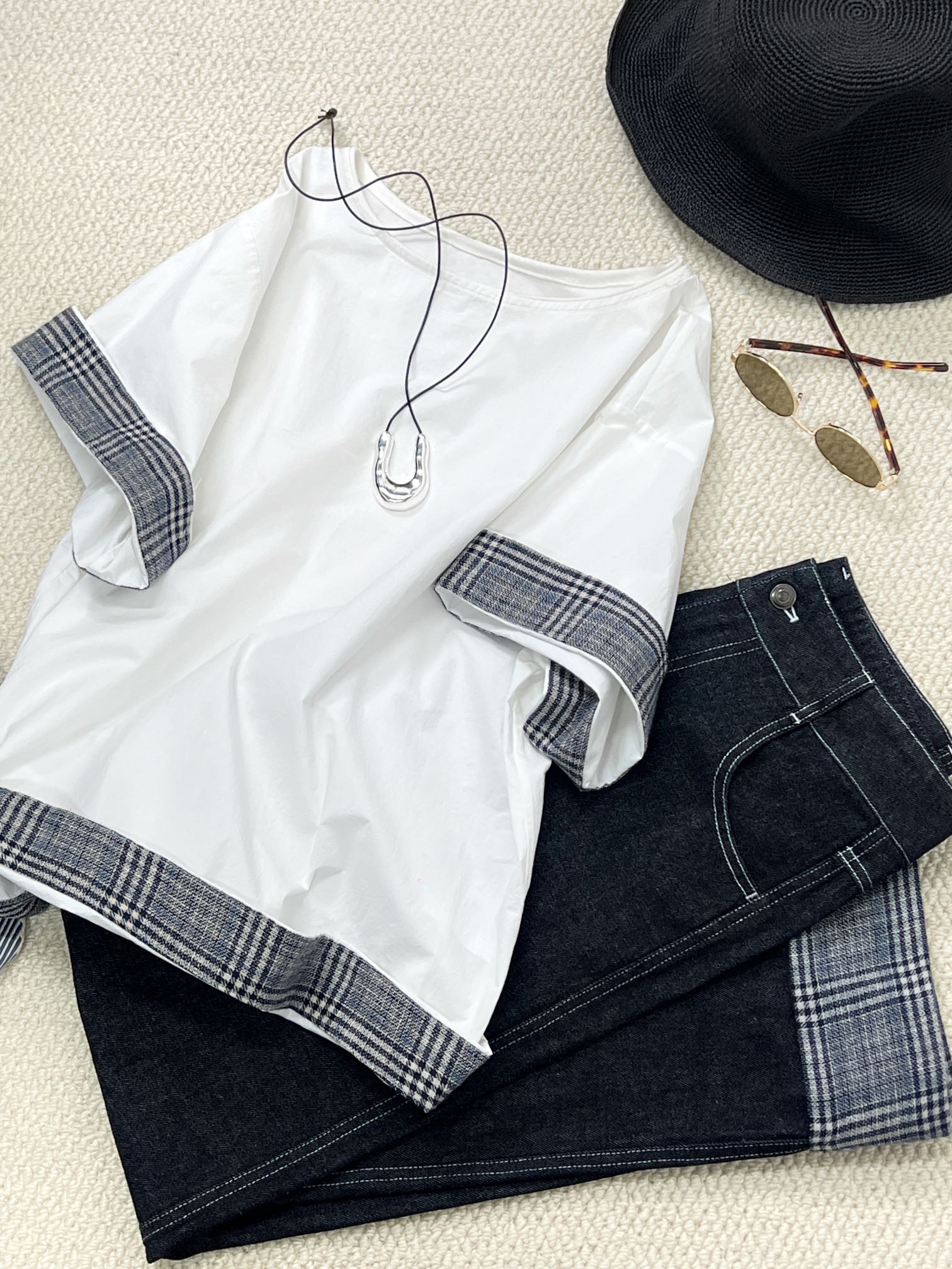 NO:331180,New product sharing [Checked White] high-strength cotton heavy woven, breathable and comfortable!  Pure white base is like canvas kissed by the sea breeze, blue lattice cuffs are like foam broken with wave tips, hard fabrics build the building outline, flange cuff plaid is compressed by golden ratio, shoulder slope cuff margin, super slimming sml, gold, alexander wang19860909新品分享【格纹白】高支棉重磅织造,透气舒适！纯白基底如被海风吻过的帆布,蓝格翻边袖口似浪尖破碎的泡沫,硬挺面料构筑建筑轮廓,翻边袖口格纹经黄金比例压缩,落肩斜度袖口余量,超级显瘦 sml,,gold,alexander wang,Women's clothing