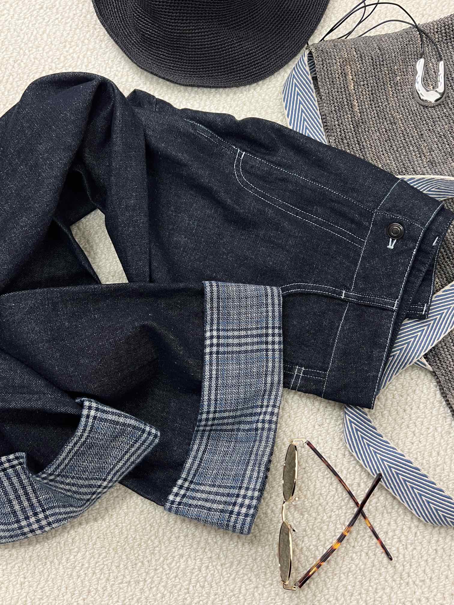 NO:331182,New product sharing [SS25 Hanmao Jeans] Hanmao × cotton blended breathing matrix, straight cut seal cleanfit outfit!  The flip of the feet is hidden in blue plaid!  The light blue plaid is like a wave crushed by the sea breeze; the dark blue plaid is like the interweaving of the galaxy. When hemp fibers wrap around the plaid code, every time the flip is fused, the dialogue between the body and space is reconstructed!  sml, jeans,alexander wang19860909新品分享【SS25汉麻牛仔裤】汉麻×棉混纺呼吸矩阵,直筒剪裁封印cleanfit 穿搭！脚口翻边暗藏蓝色系格纹！淡蓝格纹似被海风揉碎的浪花；深蓝格纹如银河经纬交织当汉麻纤维缠绕格纹密码,每次翻边都在重构 身体与空间的对话！sml,,jeans,alexander wang,Women's clothing