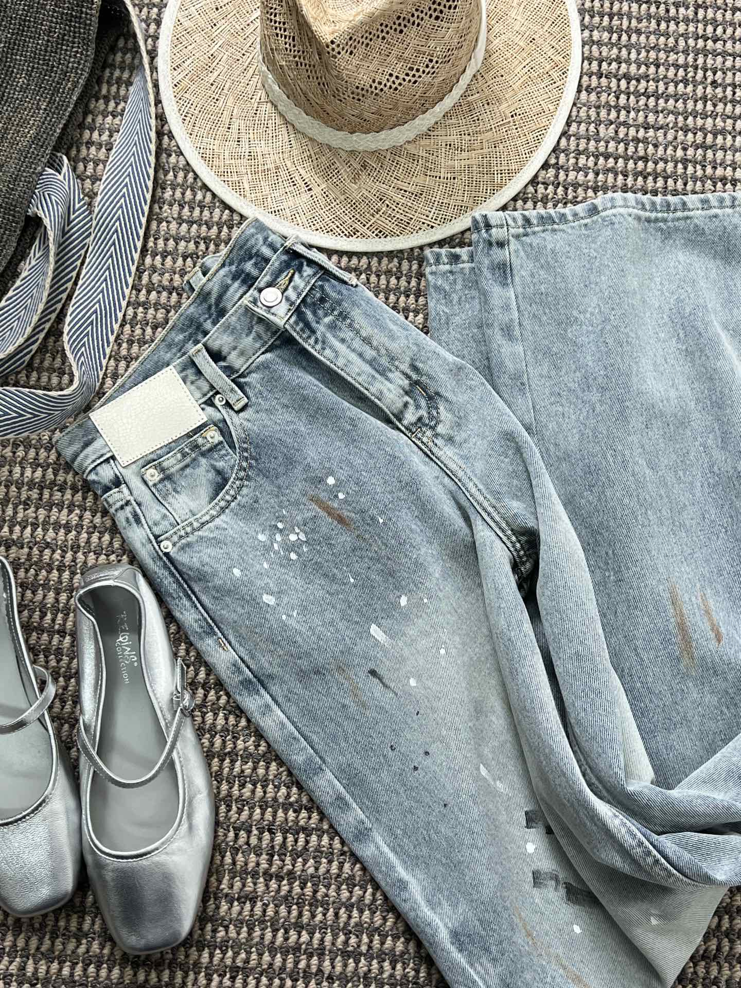 NO:331178,New product sharing [Sky Graffiti Pants] The light blue base is like the clear sky kissed by the sea breeze. The straight cut hides the blur lines on the legs. The paint splashes graffiti is like an artist knocking the palette. The imitation hand-painted spray paint spots have been washed and polished three times, retaining the original rough feeling of the street art!  White skin cracks on the waist are like weathered rock formations, sealing time password. sml, alexander wang19860909新品分享【晴空涂鸦裤】浅蓝基底如被海风吻过的晴空,直筒剪裁藏匿腿部blur线条,油漆飞溅涂鸦似艺术家打翻调色盘,仿手绘喷漆斑点经三次水洗打磨,保留street art原生粗粝感！腰上白皮裂纹如风化岩层,封印时间密码. sml,,alexander wang,Women's clothing