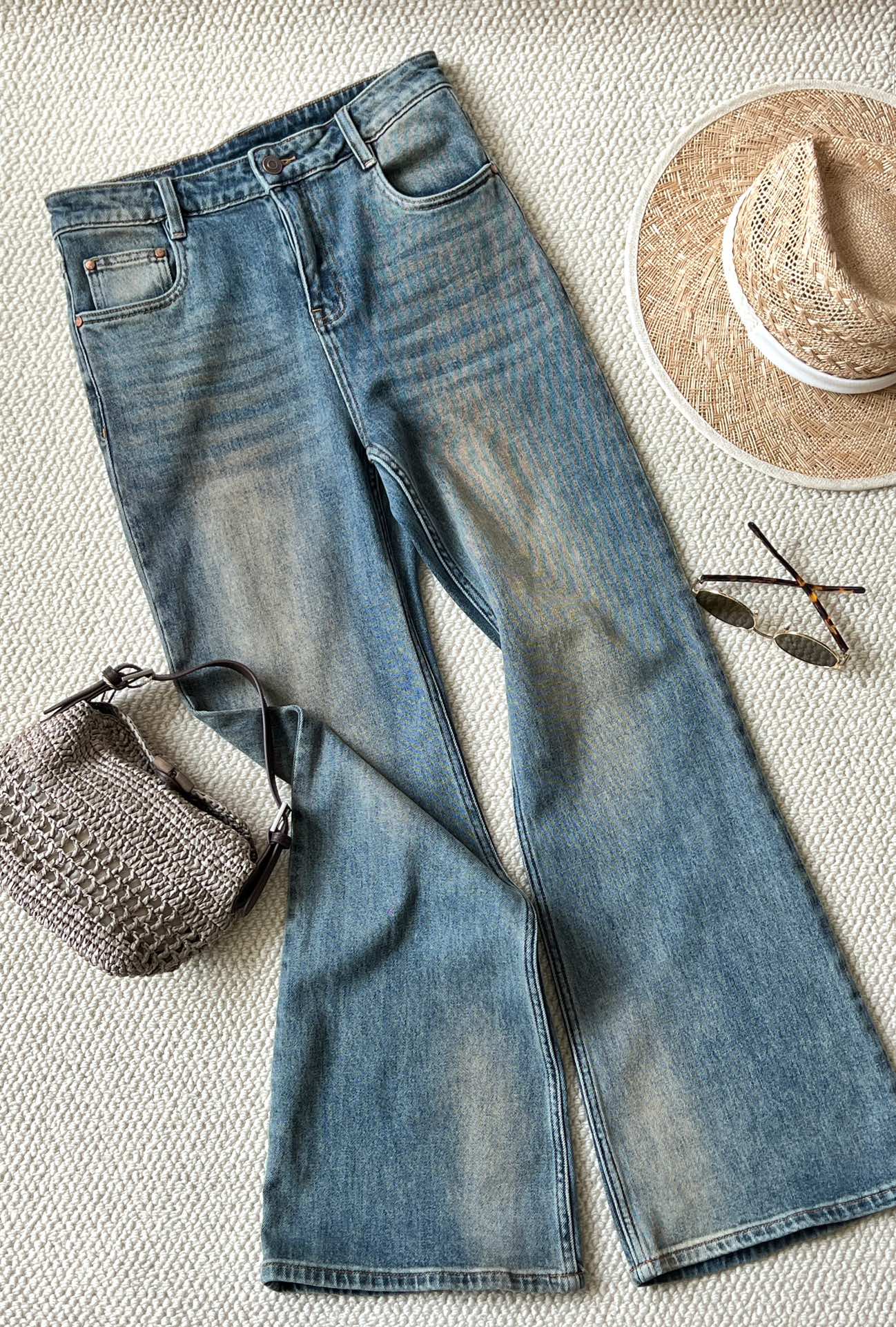 NO:331184,New product sharing [SS25 jeans] Advanced washing process smudges blues, mid-section light brown is like frozen soil melted by sunlight, straight-tipped sealing legs length, tassel signs on the back waist hidden flowering code, gradient dyeing technology, blue-brown transition is like light and shadow migration. Combed cotton heavy weaving, special treatment soft index s-xl, jeans, gold, alexander wang19860909新品分享【SS25 牛仔裤】高级水洗工艺晕染蓝调,中段淡棕如被日光吻化的冻土,直筒剪裁封印腿长黄金比,后腰流苏标牌暗藏开花密码,渐变套染技术,蓝棕过渡好似光影迁徙.精梳棉重磅织造,经特殊处理柔软指数s-xl,,jeans,gold,alexander wang,Women's clothing