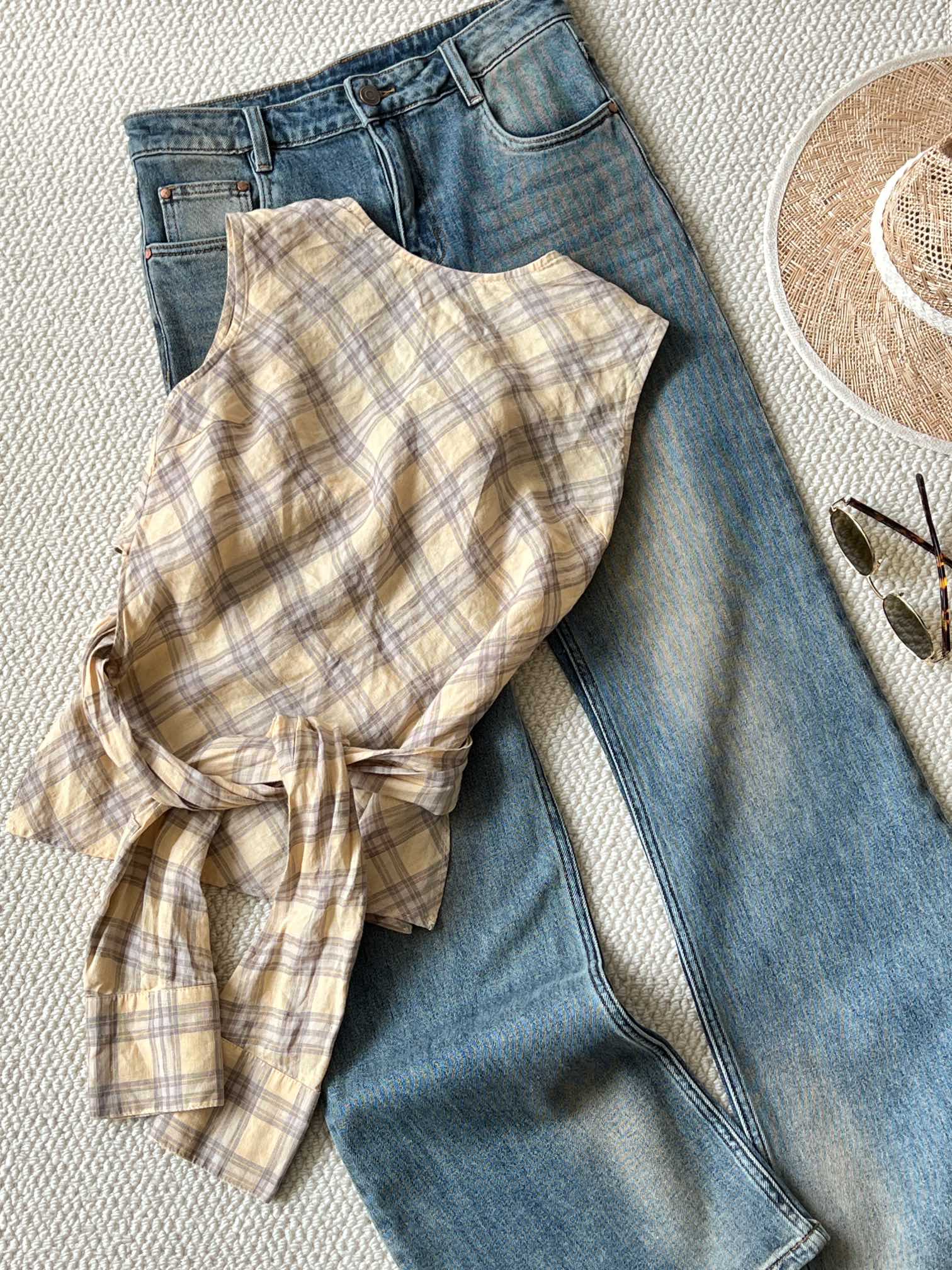 NO:331186,New product sharing [SS25 linen plaid design vest] linen woven breathing canvas, light yellow plaids are like honey solidified morning light, cross-lace lace shaping into the afterimage of butterfly flapping wings, and lace ending sleeve design hides bohemian freedom!  The upper body is arranged in a golden ratio to make you look better.sml, gold, alexander wang19860909新品分享【SS25亚麻格纹设计款背心】亚麻织造呼吸画布,淡黄格纹如蜜糖凝固的晨光,交叉系带幻化成蝴蝶振翅的残影,系带末梢袖型设计暗藏bohemian 自由态！格纹经纬按黄金比例排列上身更显好身材.sml,,gold,alexander wang,Women's clothing